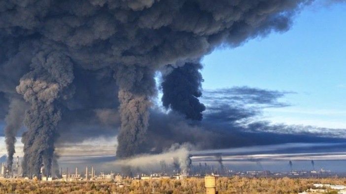 Ein in den sozialen Netzwerken kursierendes Foto soll Rauchsäulen über einer Raffinerie in der russischen Region Samara zeigen.