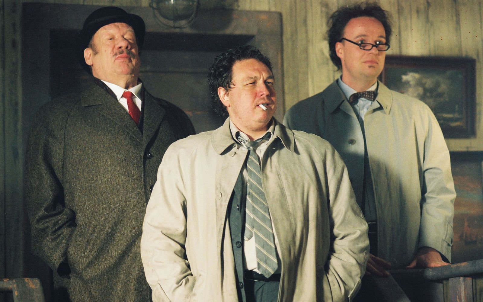 Chefinspektor Even Longer (Oliver Kalkofe, Mitte, mit Oliver Welke, rechts und Wolfgang Völz) ist auf der Jagd nach dem dämonischen Wixxer.  (Bild: RTL / © Constantin Film Verleih GmbH)