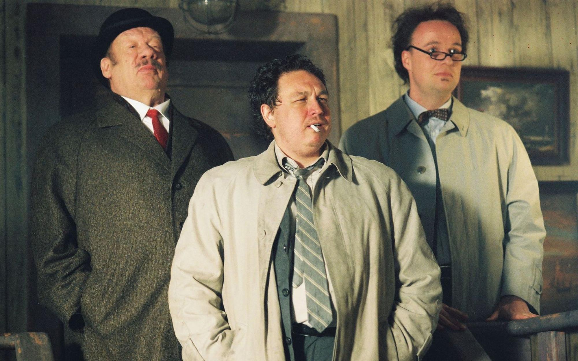 Chefinspektor Even Longer (Oliver Kalkofe, Mitte, mit Oliver Welke, rechts und Wolfgang Völz) ist auf der Jagd nach dem dämonischen Wixxer. (Bild: RTL / © Constantin Film Verleih GmbH)