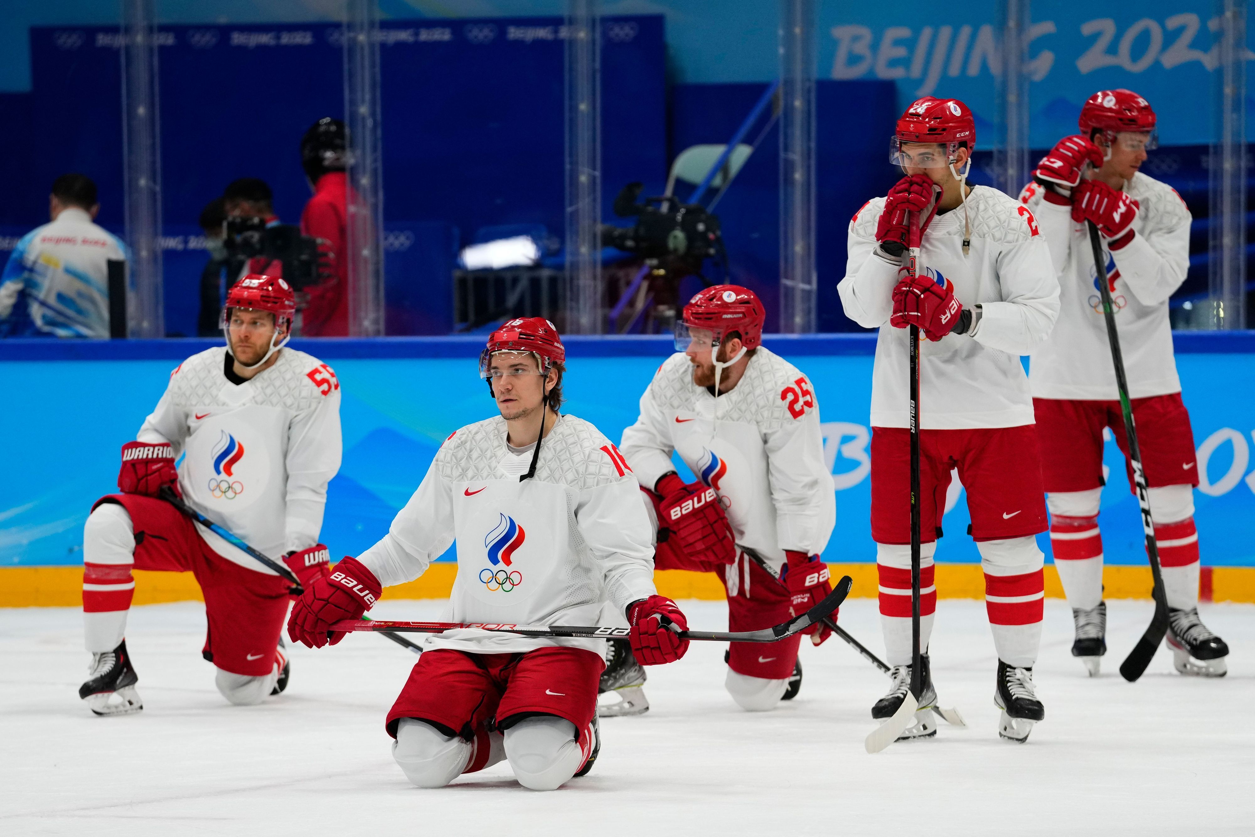 Mitglieder des russischen Eishockey-Teams nach einer Niederlage gegen Finnland bei den Olympischen Winterspielen 2022. (Archivbild)