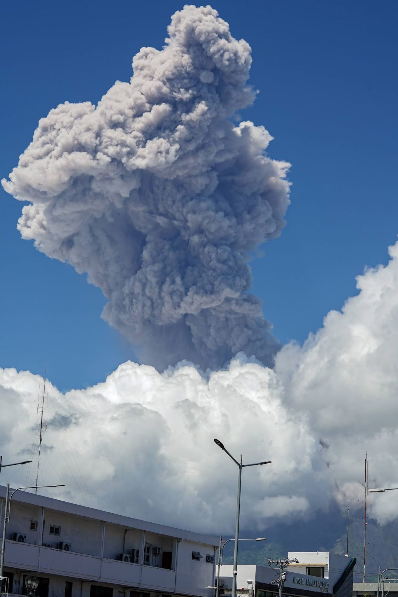Vulkan Mayon auf den Philippinen ausgebrochen