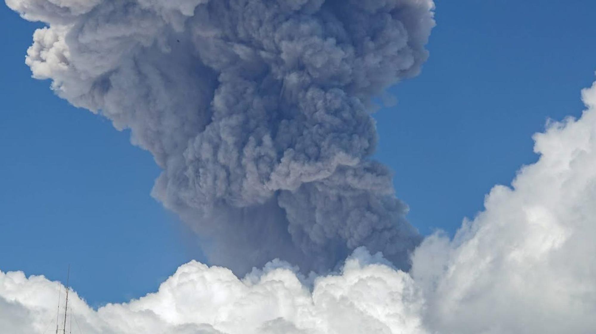 Vulkan Mayon auf den Philippinen ausgebrochen