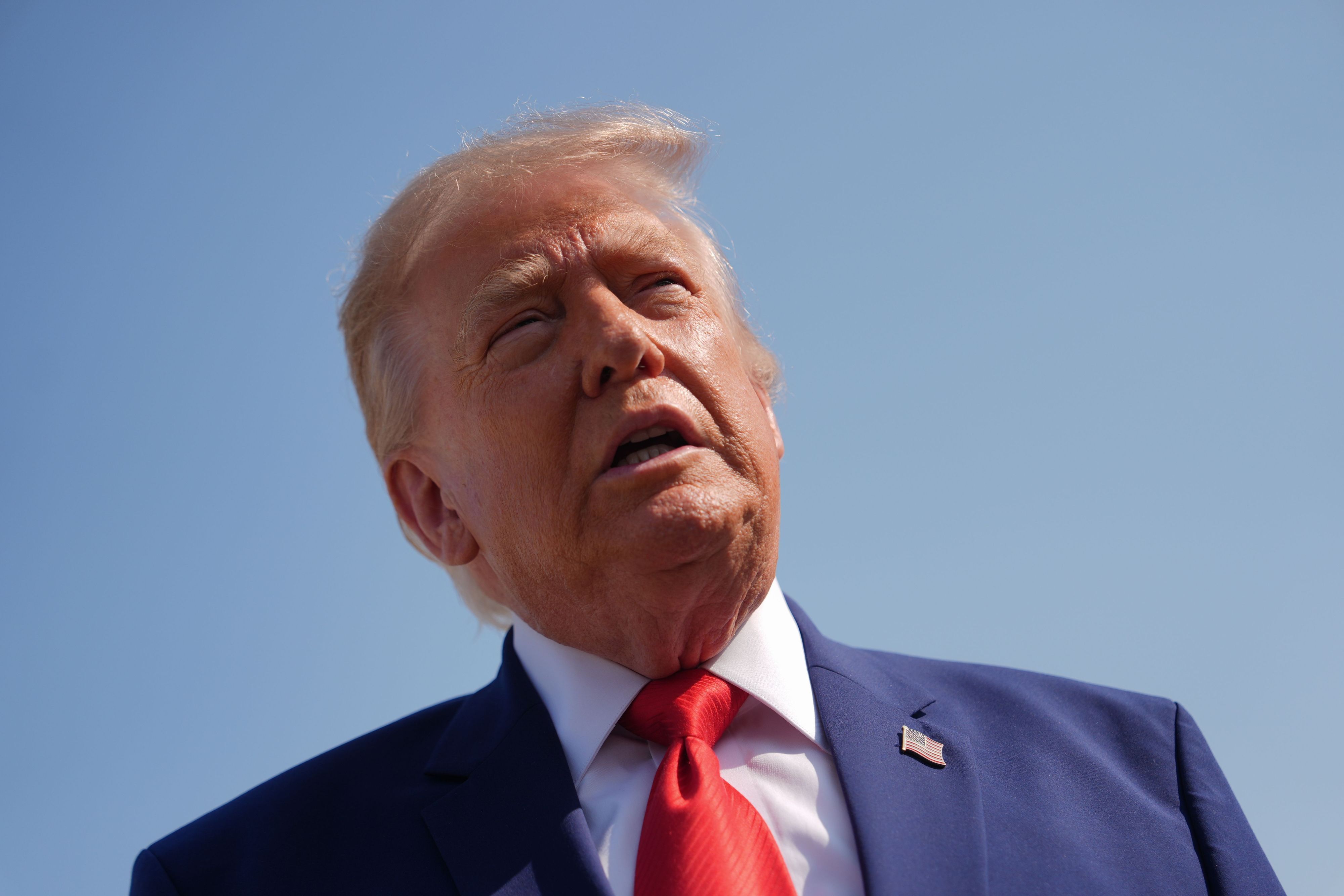 US-Präsident Donald Trump spricht auf der Joint Base Andrews mit Journalisten. (Archivbild)