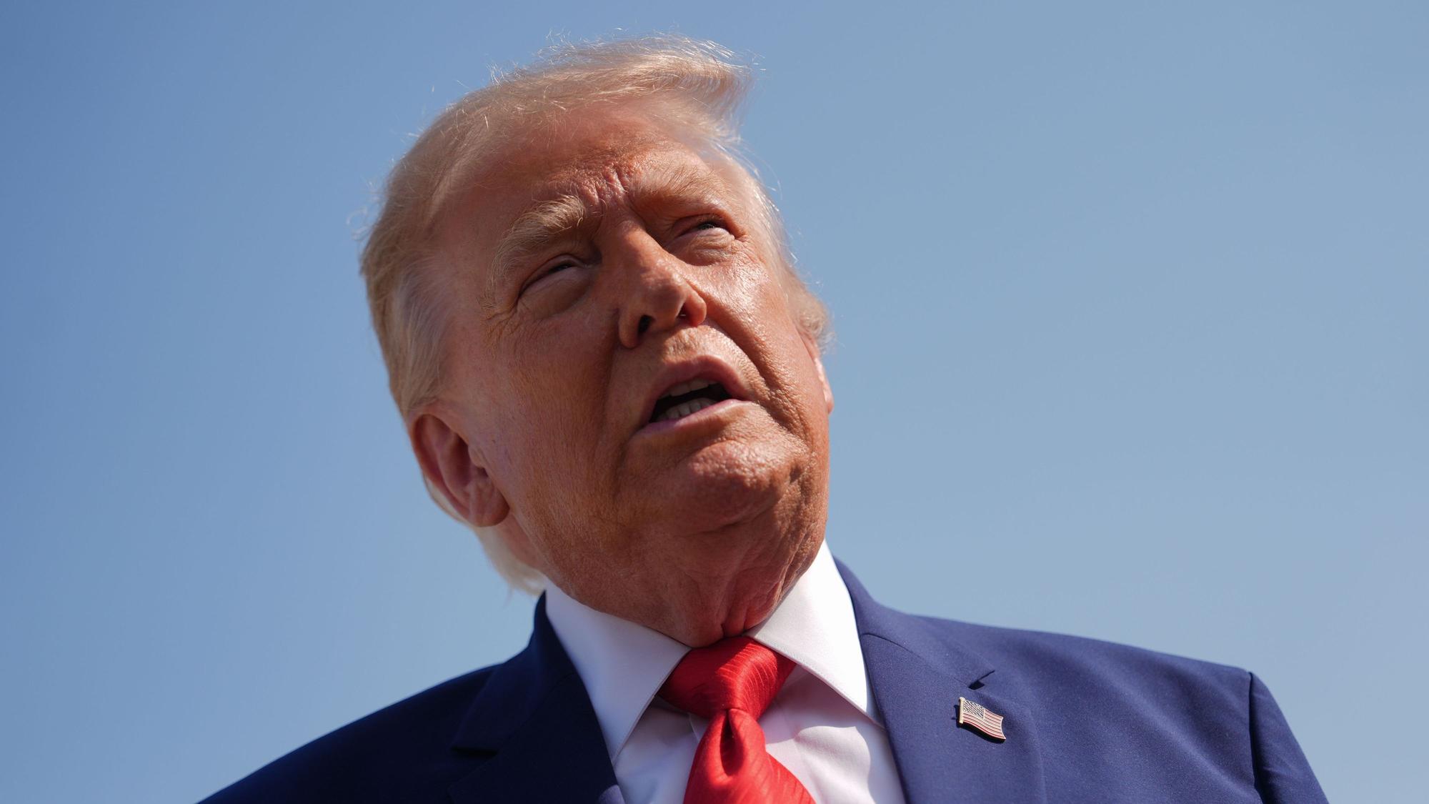 US-Präsident Donald Trump spricht auf der Joint Base Andrews mit Journalisten. (Archivbild)