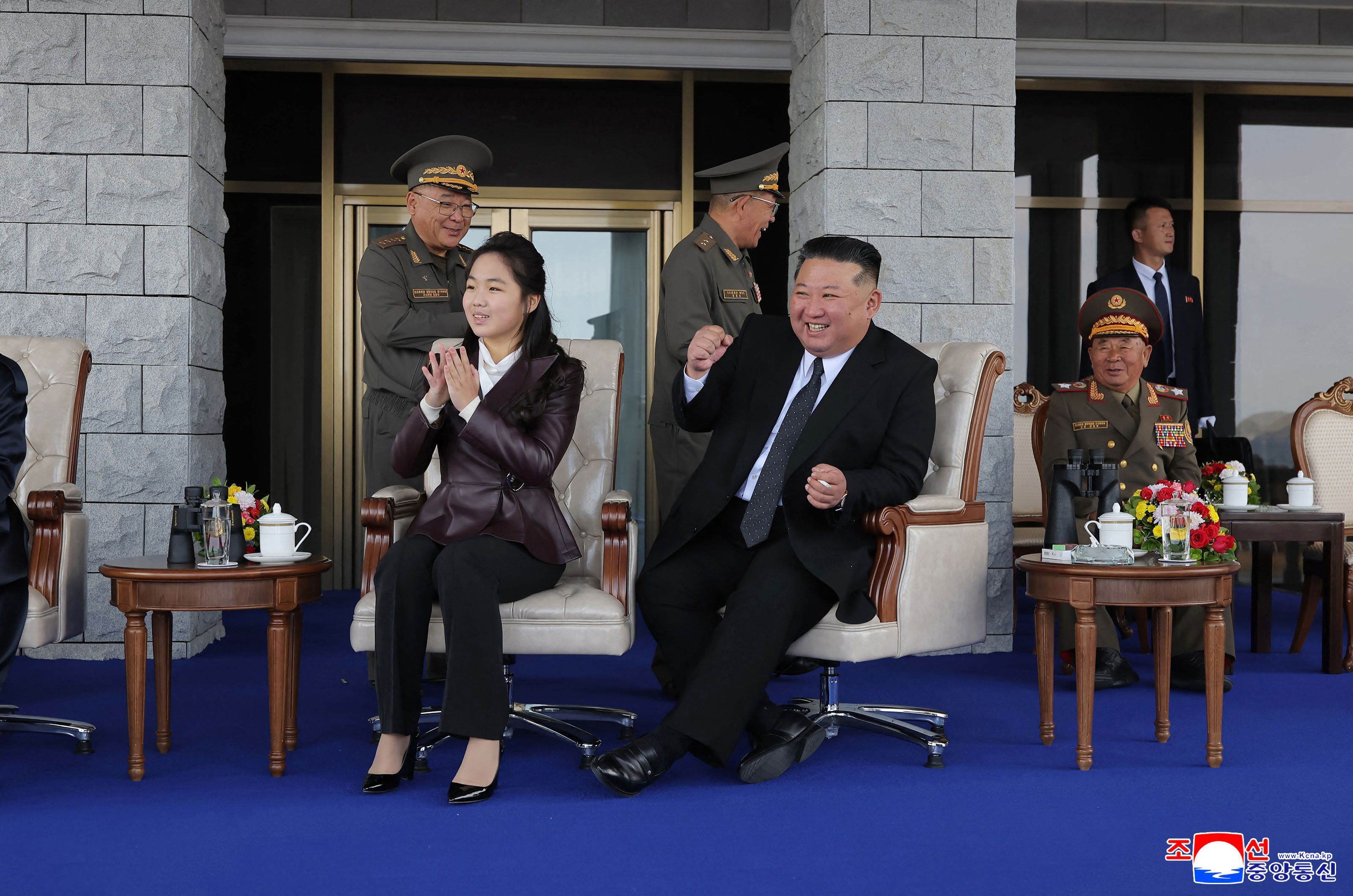 Kim Jong Un amüsiert sich mit seiner Tochter Kim Ju Ae (l.).