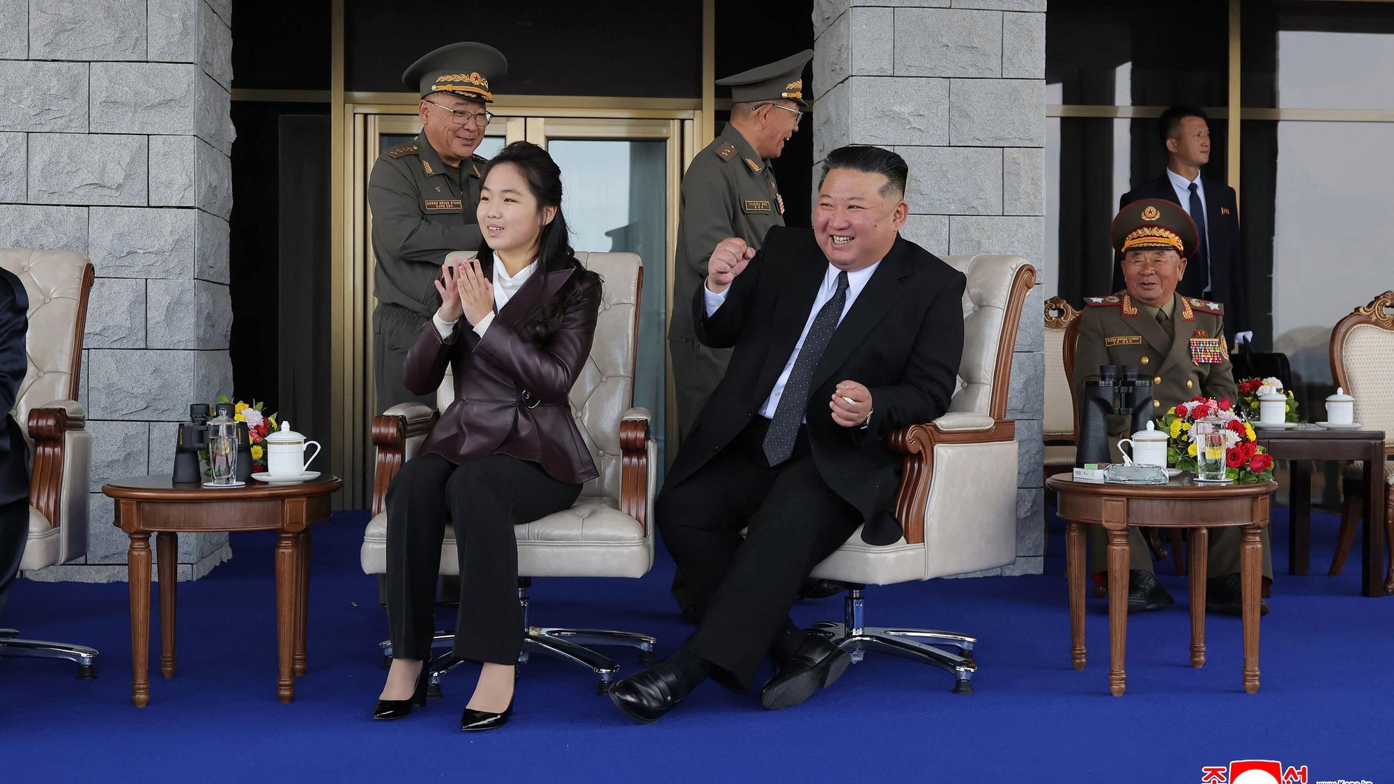 Kim Jong Un amüsiert sich mit seiner Tochter Kim Ju Ae (l.).