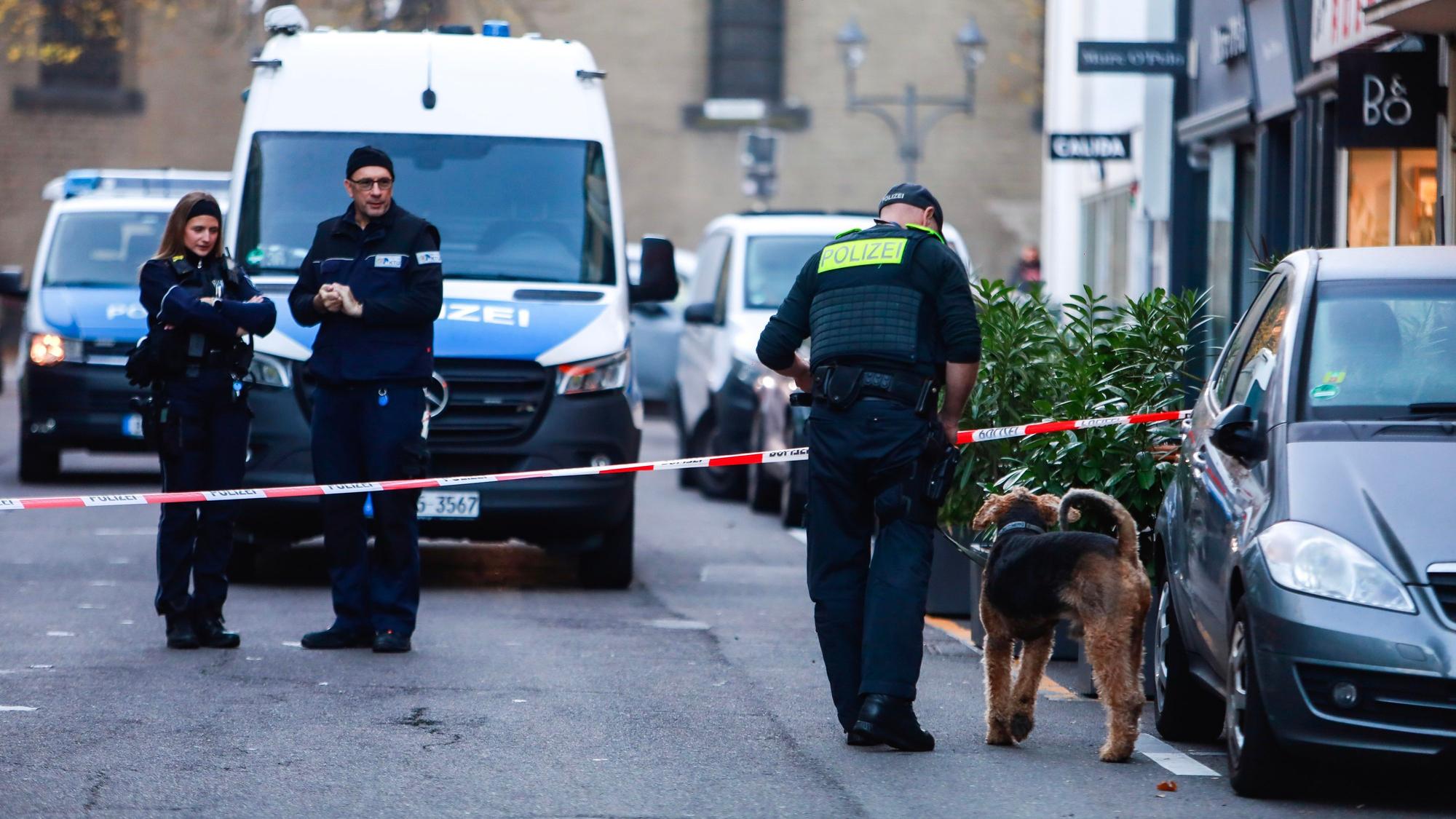 In der Kölner Innenstadt sind am frühen Freitagmorgen erneut Schüsse auf einen Laden abgegeben worden. Diesmal traf es ein Geschäft in der Apostelnstraße.