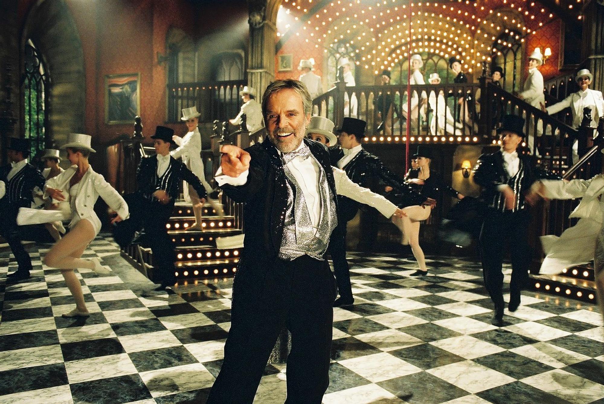Der dubiose Earl of Cockwood (Thomas Fritsch) züchtet offiziell Möpse. In Wahrheit unterhält er einen regen Handel mit Girl-Groups. (Bild: RTL / © Constantin Film Verleih GmbH)