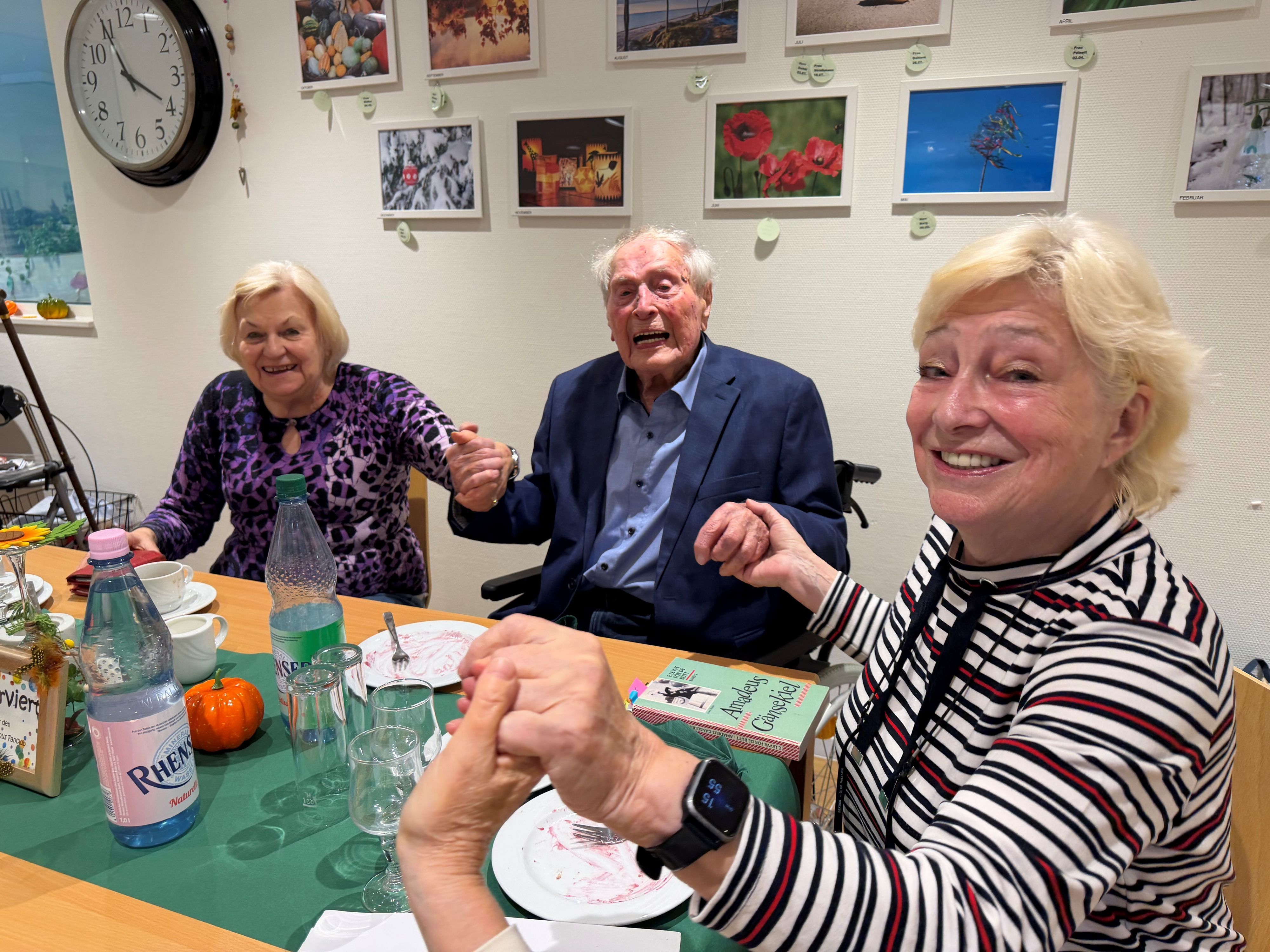 Inge Hellwig, Ludwig Sebus und Renate Baum schunkeln zusammen.