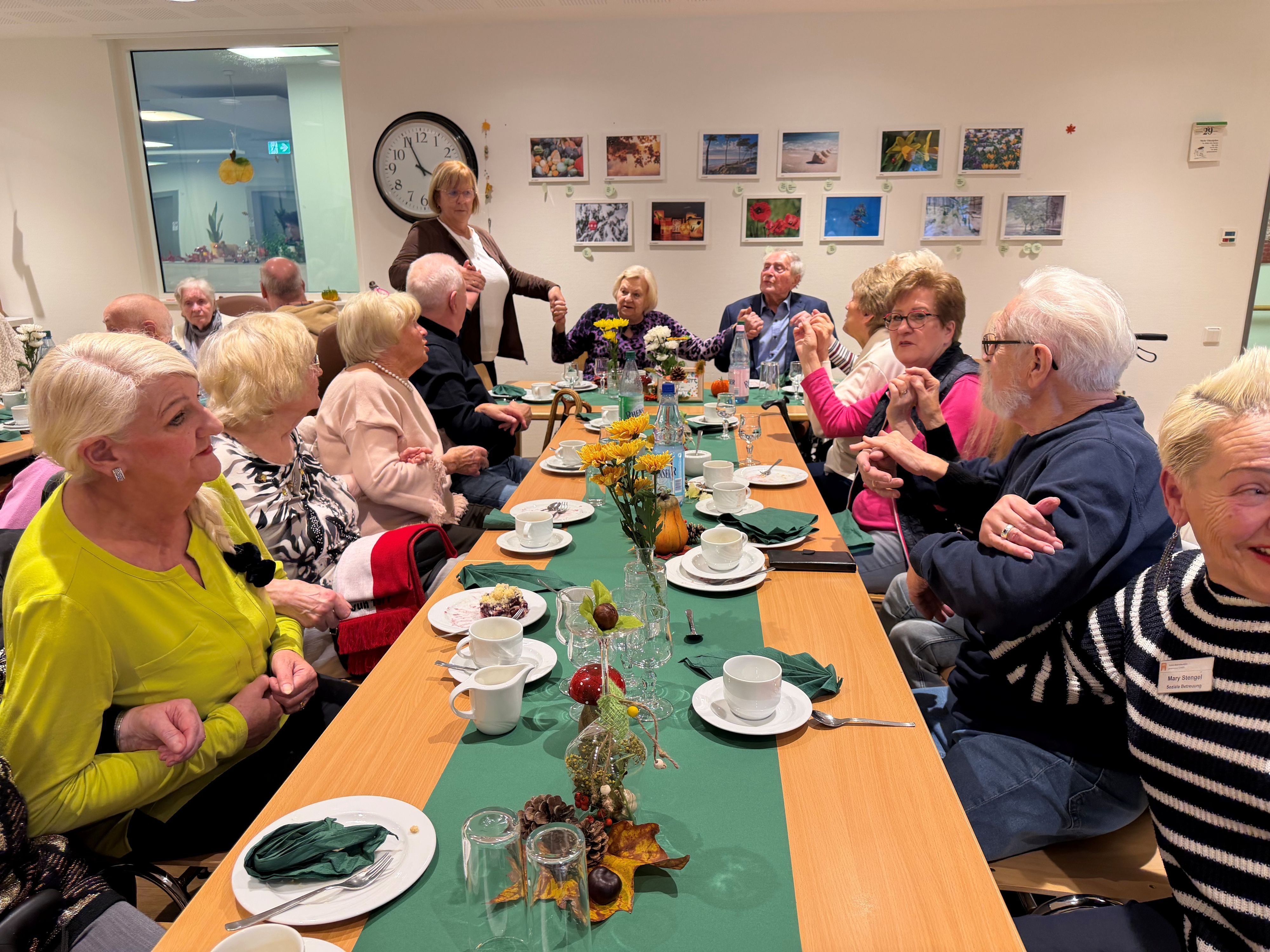 Der Ludwig-Sebus-Fanclub schunkelt gemeinsam.