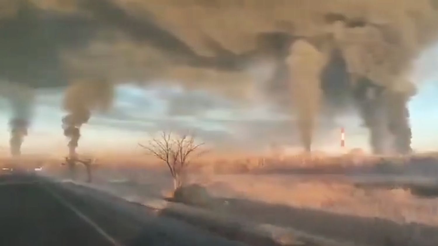 Ein Screenshot aus einem in den sozialen Netzwerken kursierenden Video soll Rauchsäulen über eine Raffinerie in der russischen Region Samara zeigen.