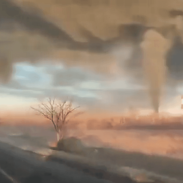 Ein Screenshot aus einem in den sozialen Netzwerken kursierenden Video soll Rauchsäulen über eine Raffinerie in der russischen Region Samara zeigen.
