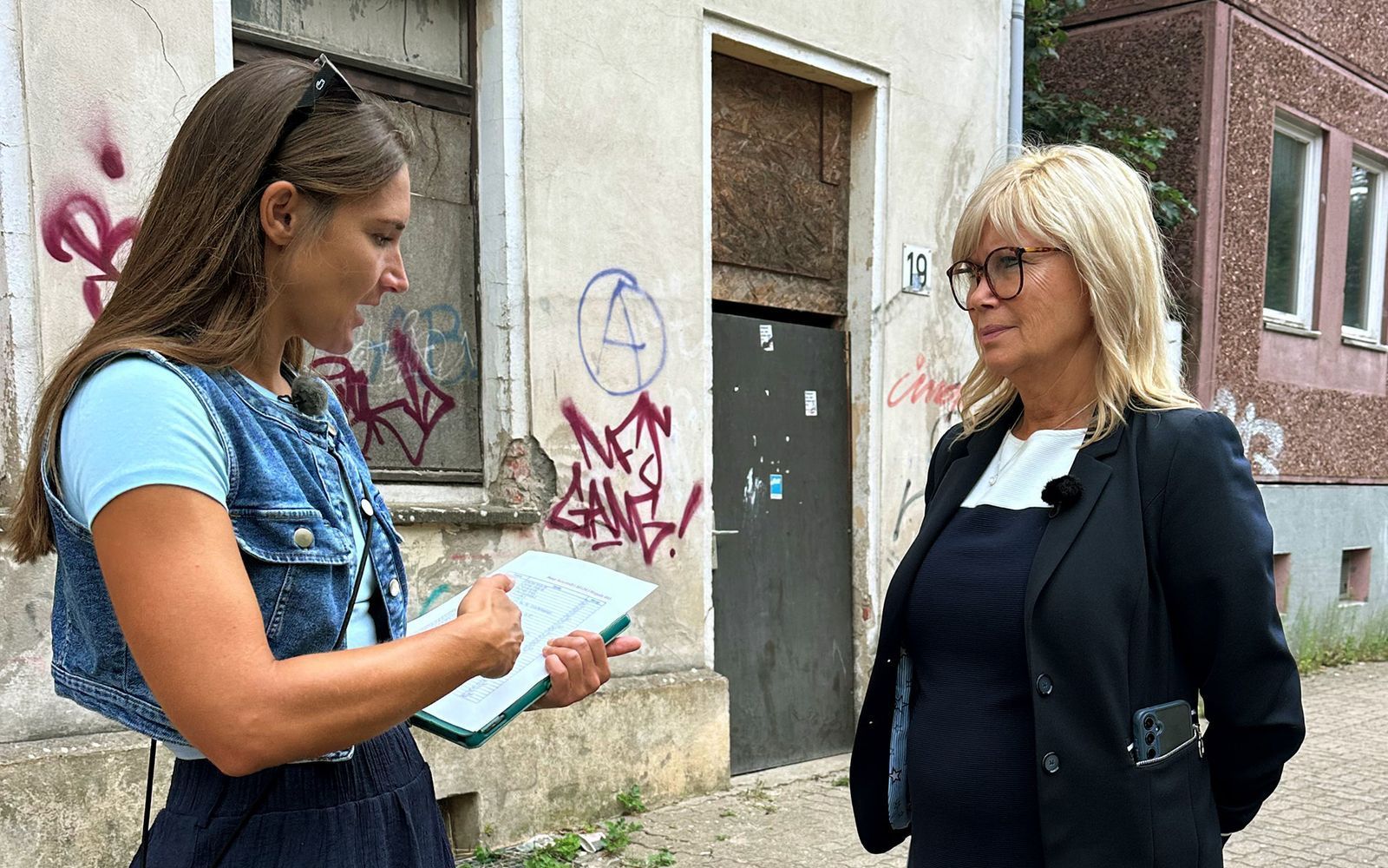 Die Magdeburger Oberbürgermeisterin Simone Borris (rechts) beklagt gegenüber Filmemacher Jana Gareis die gesetzlichen Vorgaben. (Bild: MDR / Iuliia Sotnikova)