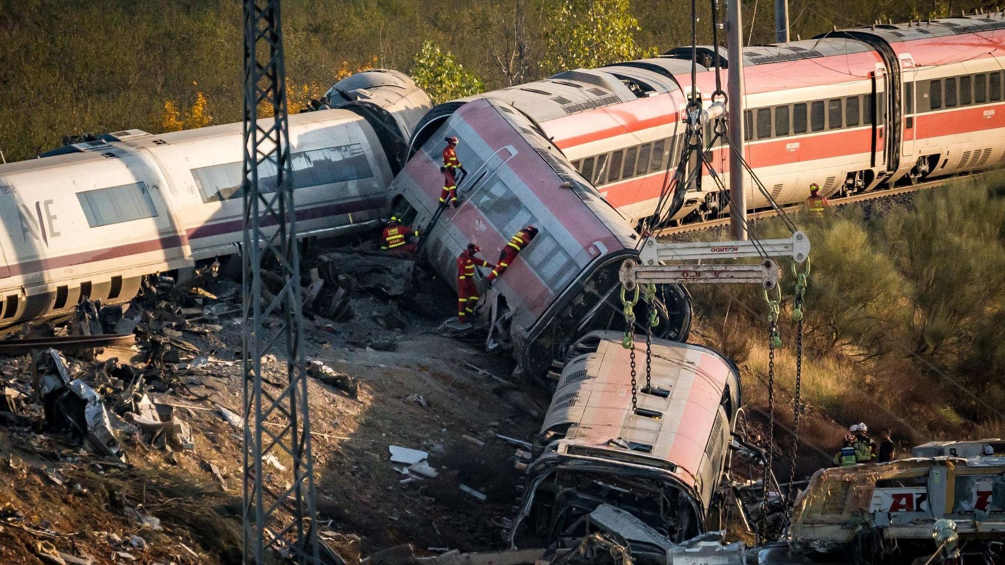 Nach dem Zusammenstoß zweier Züge in Spanien