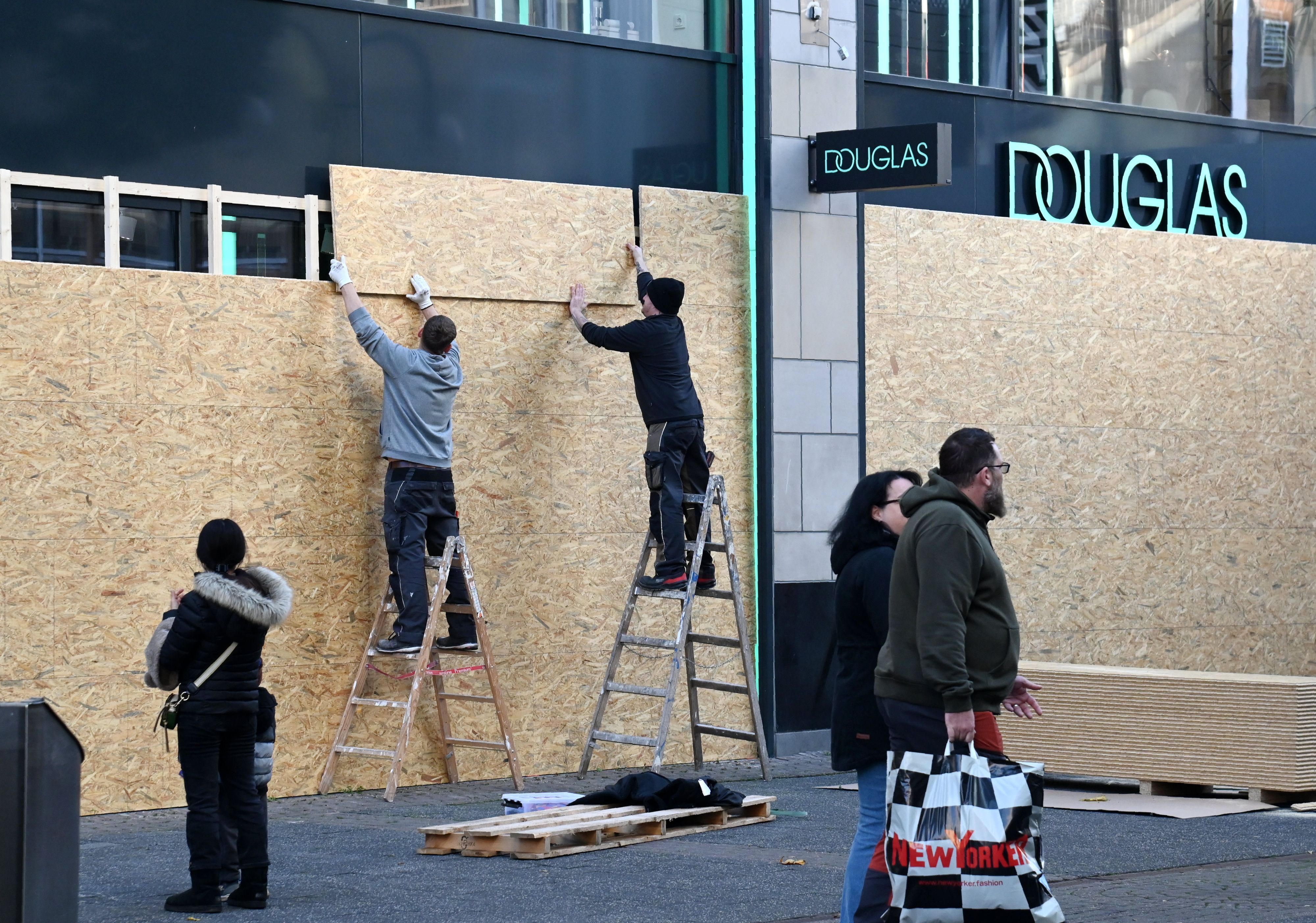 30.10.2026 Köln. Verschiedene Geschäfte in der City sichern ihre Schaufenster wegen der "Gen Z regelt"-Demo am Samstag. Douglas auf der Schildergasse. Foto: Alexander Schwaiger