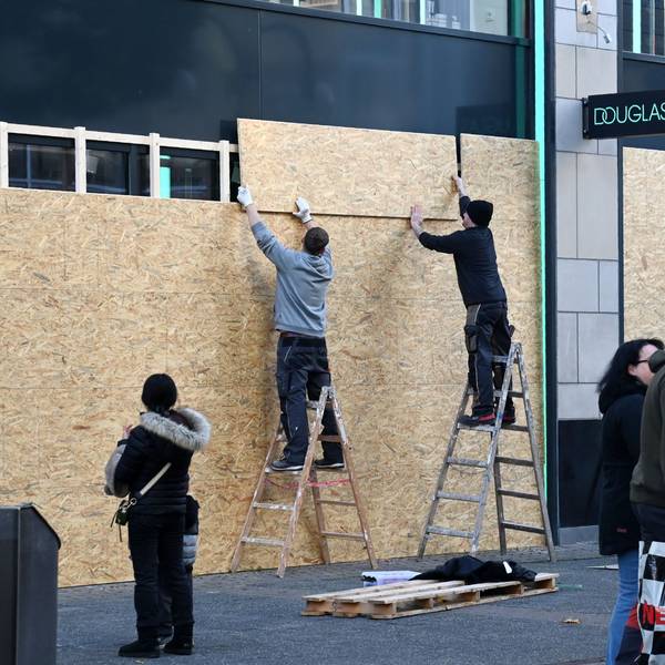 30.10.2026 Köln. Verschiedene Geschäfte in der City sichern ihre Schaufenster wegen der "Gen Z regelt"-Demo am Samstag. Douglas auf der Schildergasse. Foto: Alexander Schwaiger