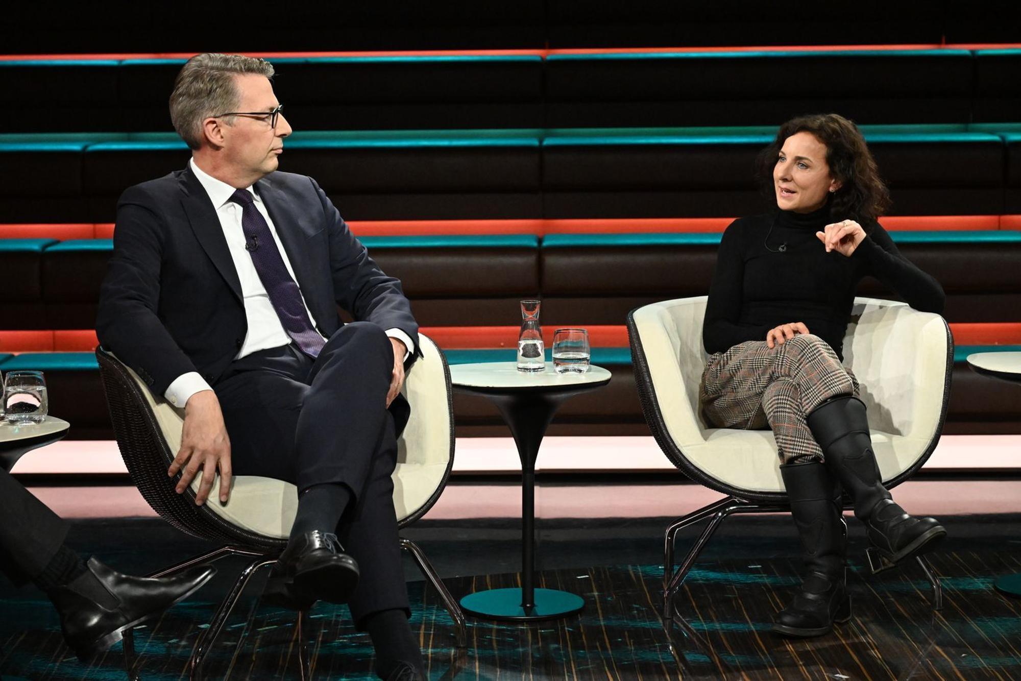 Autorin Juli Zeh riet im Gespräch mit Markus Blume: „Es bringt nichts, Politik zu machen gegen den rechten Rand und gegen den linken Rand, sondern man muss Politik machen für sich.“ (Bild: ZDF / Cornelia Lehmann)