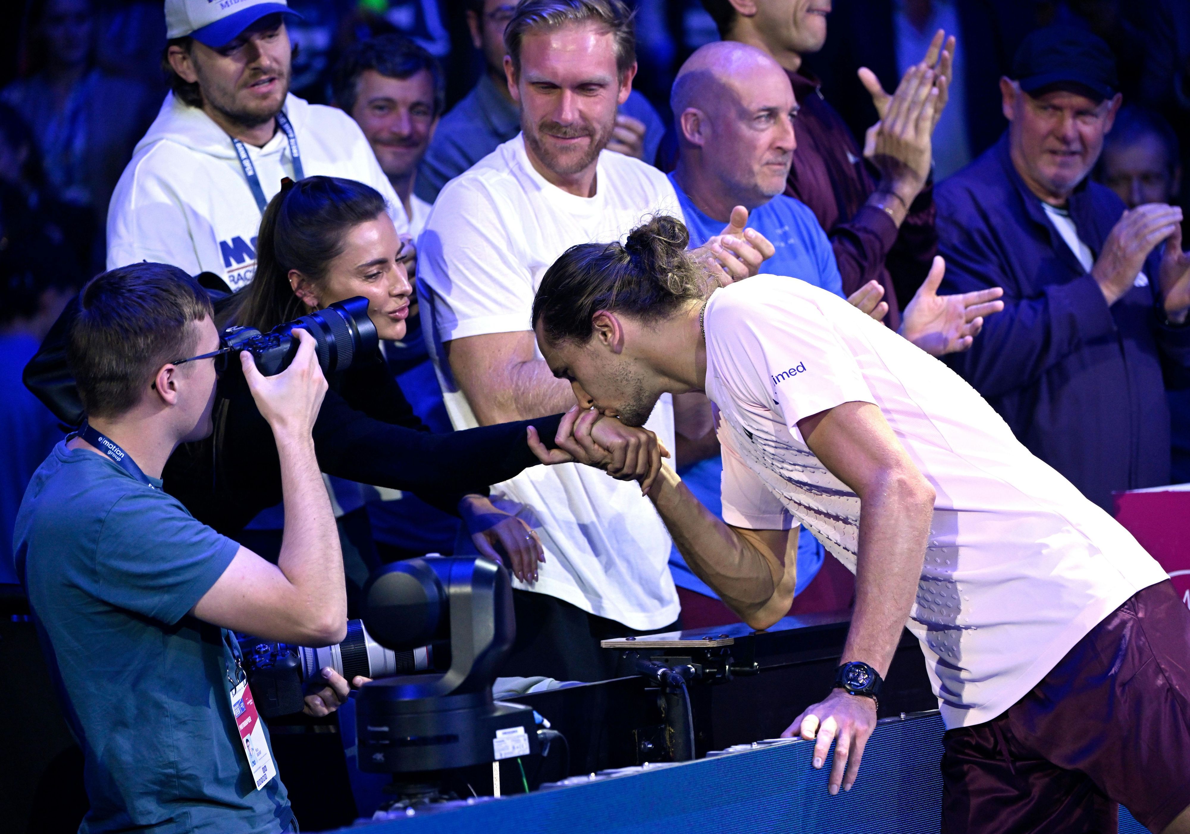 Alexander Zverev (Deutschland) küsst nach seinem Sieg in der Wiener Stadthalle die Hand von Sophia Thomalla.