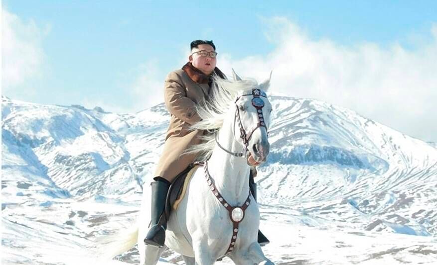 Kim Jong Un reitet auf dem heiligen Berg Paektu auf einem Pferd.