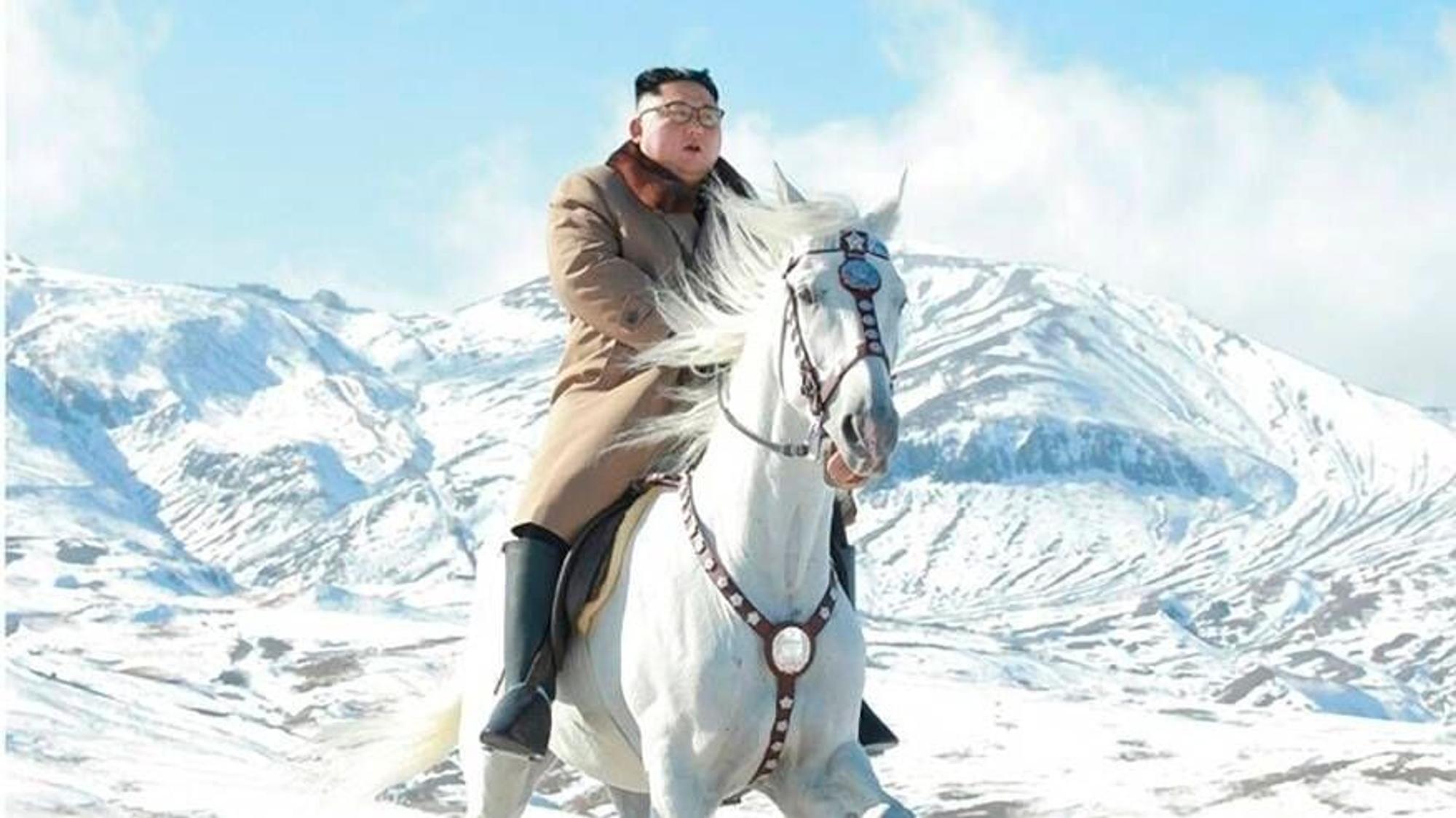 Kim Jong Un reitet auf dem heiligen Berg Paektu auf einem Pferd.
