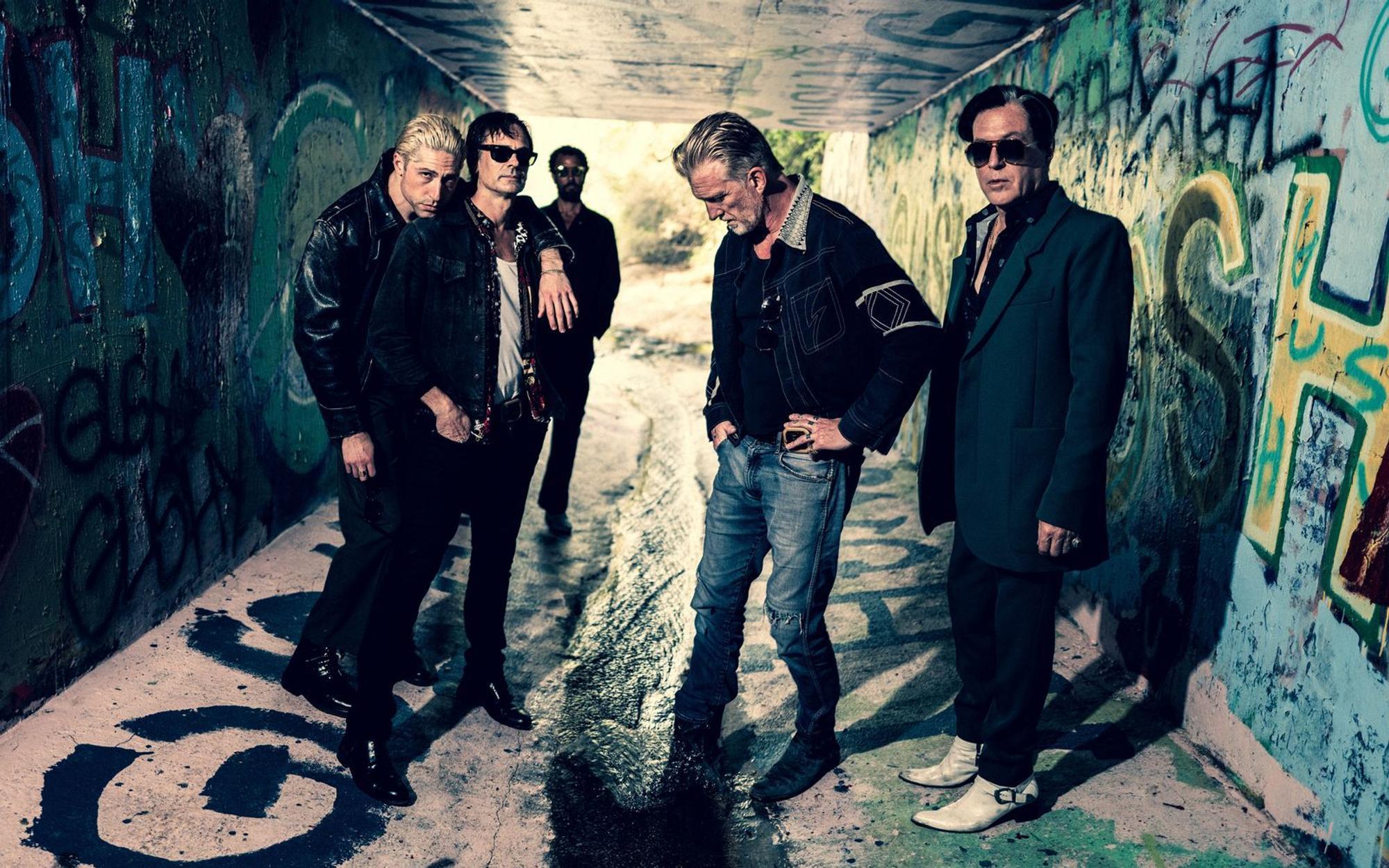 Josh Homme (Mitte) entdeckt mit seiner Band Queens of the Stone Age eine neue Lockerheit, musikalisch eingefangen auf dem neuen Album „Perfecth“. (Bild: Andreas Neumann)