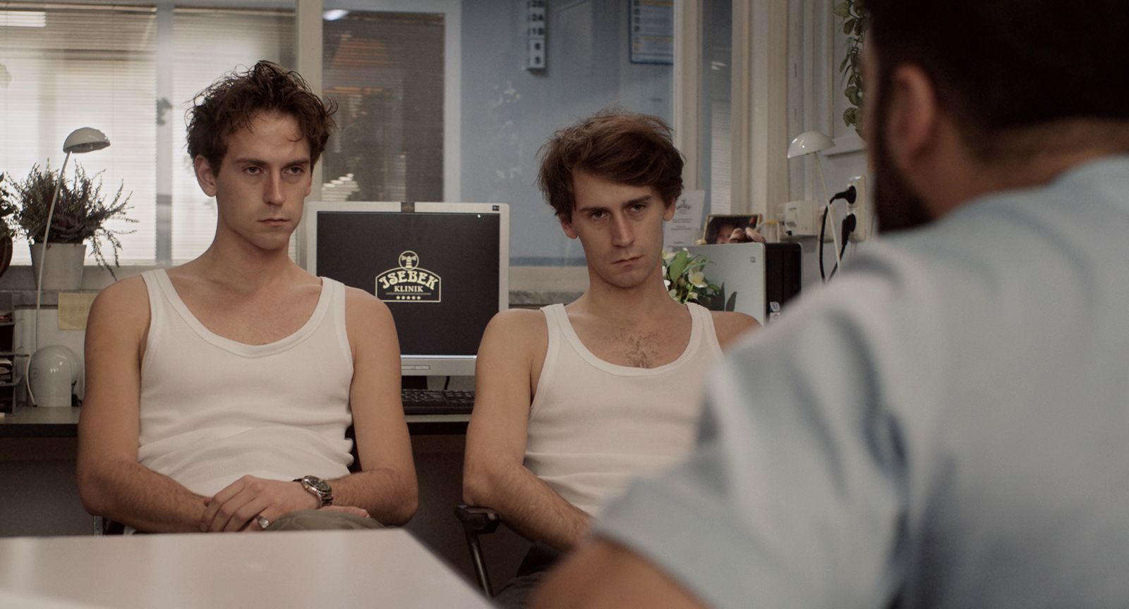 Die „Geschwister Furchtbar“ Josef (Emil Belton, links) und Otto (Oskar Belton) sind nicht nur die anstrengendsten Patienten - sondern im wirklichen Leben auch die Macher der Serie. Die Brüder schreiben, spielen, führen Regie und schneiden selbst, was im deutschen Fernsehen selten ist. (Bild: © ARD Degeto Film/hr/Radio Bremen/Kleine Brüder GmbH/Ostkreuz/David Luther (Repro))