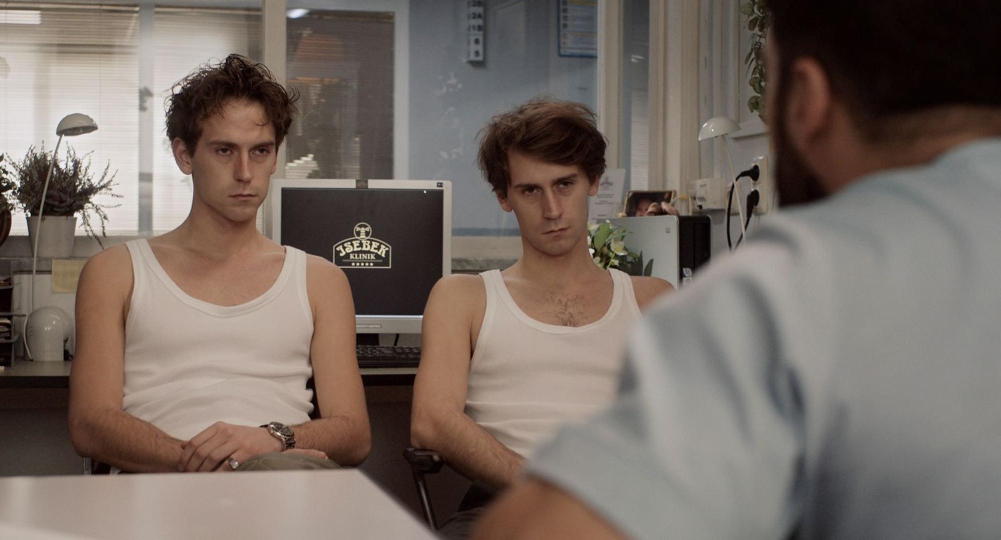 Die „Geschwister Furchtbar“ Josef (Emil Belton, links) und Otto (Oskar Belton) sind nicht nur die anstrengendsten Patienten - sondern im wirklichen Leben auch die Macher der Serie. Die Brüder schreiben, spielen, führen Regie und schneiden selbst, was im deutschen Fernsehen selten ist. (Bild: © ARD Degeto Film/hr/Radio Bremen/Kleine Brüder GmbH/Ostkreuz/David Luther (Repro))