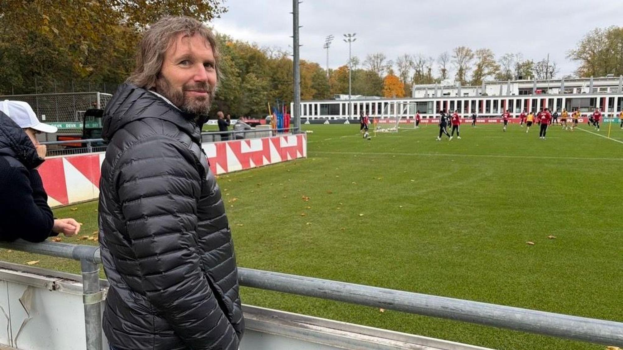Stefan Wessels verfolgt das Training des 1. FC Köln.