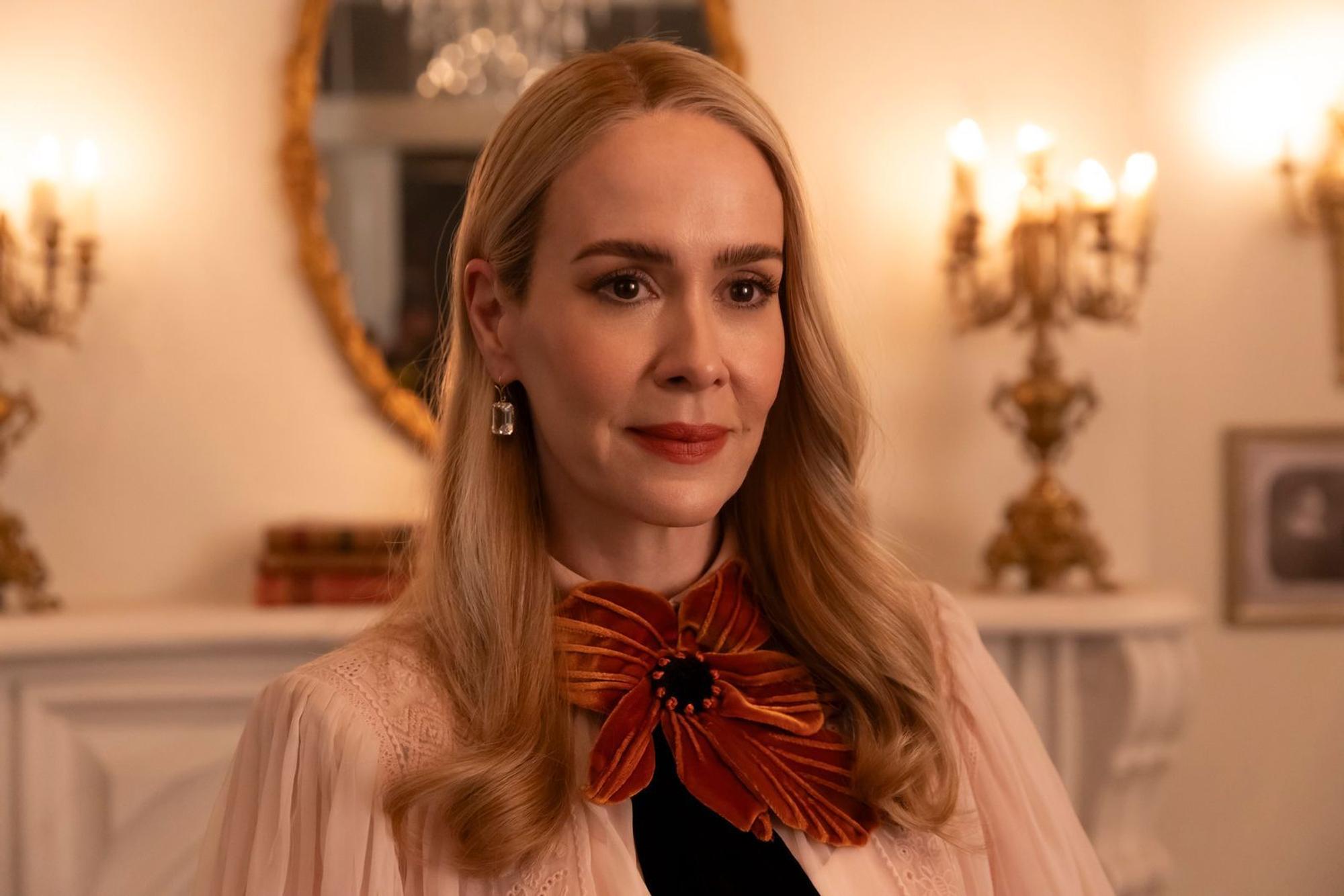 Neben einigen neuen Gesichtern erwarten Fans in „American Horror Story: 13“ zwischen Spukhotel, Mörderhaus und Hexenzirkel auch altbekannte Stars wie Sarah Paulson. (Bild: FX / Eric Liebowitz)