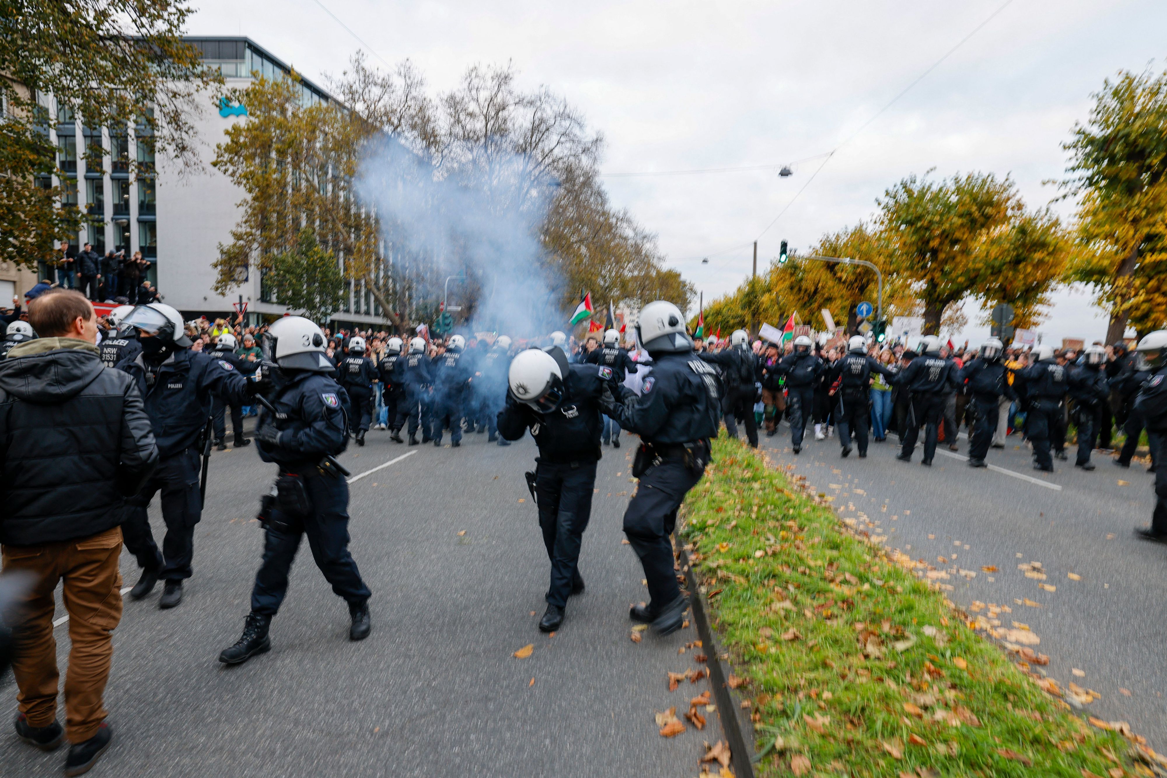 Am Rande einer Demonstration in Köln fliegen Pyrotechnik und Böller.