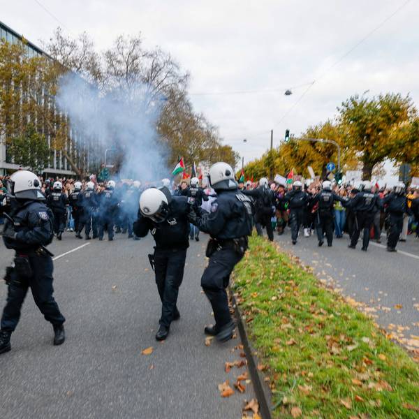 Am Rande einer Demonstration in Köln fliegen Pyrotechnik und Böller.