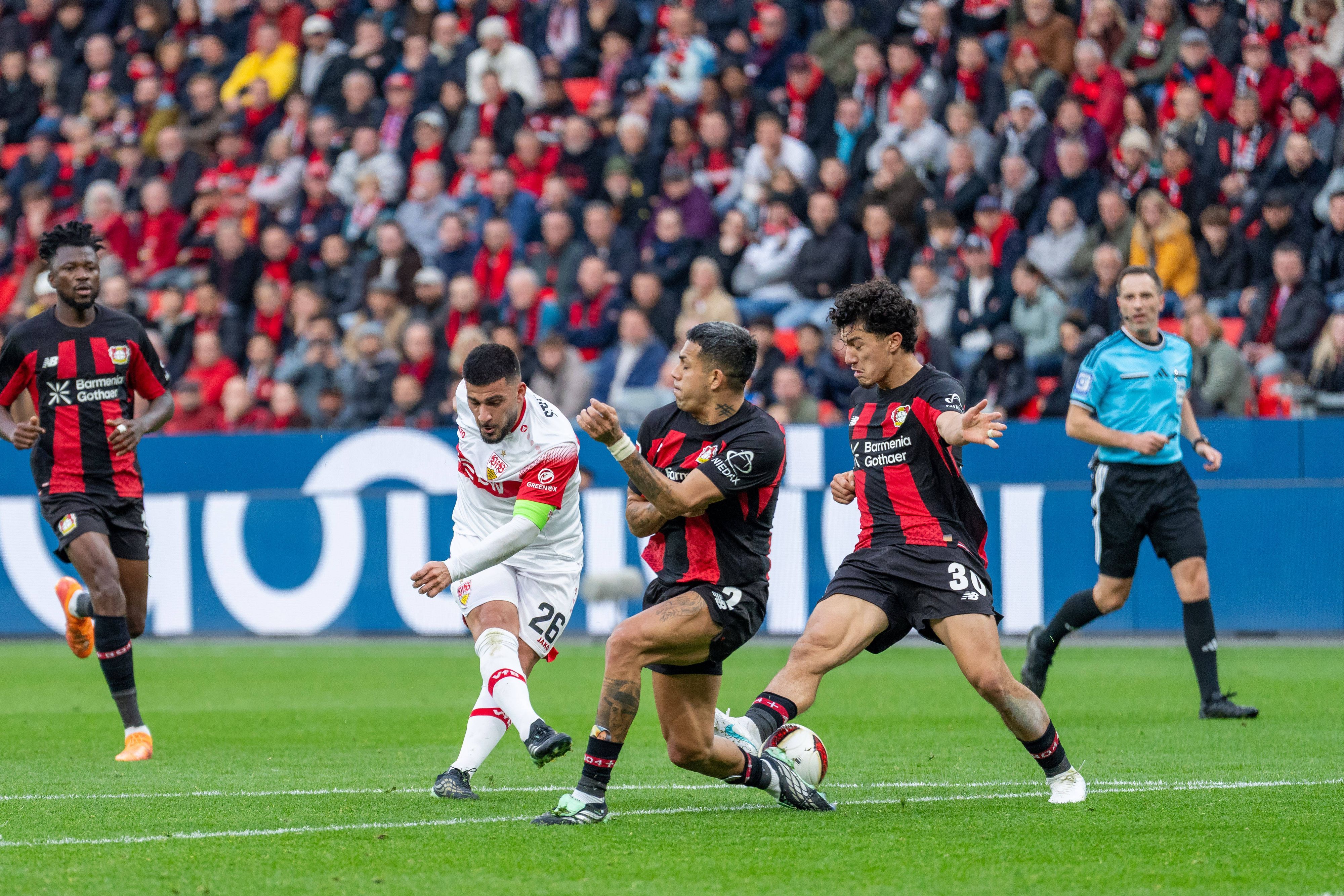 Deniz Undav VFB Stuttgart, 26 am Strafraum mit dem Ball und schiesst, Ibrahim Maza Bayer 04 Leverkusen, 30, Facundo Medina Bayer 04 Leverkusen, 02, Ermedin Demirovic VFB Stuttgart, 09 Bayer 04 Leverkusen vs. VFB Stuttgart, Fussball, 1.Bundesliga, 8.Spieltag, Saison 2026/27, 31.10.2026, DFL REGULATIONS PROHIBIT ANY USE OF PHOTOGRAPHS AS IMAGE SEQUENCES AND/OR QUASI-VIDEO, Bayer 04 Leverkusen vs. VFB Stuttgart, Fussball, 1.Bundesliga, 8.Spieltag, Saison 2026/27, 31.10.2026 Leverkusen *** Deniz Undav VFB Stuttgart, 26, with the ball at the edge of the penalty area and takes a shot Ibrahim Maza Bayer 04 Leverkusen, 30 Facundo Medina Bayer 04 Leverkusen, 02 Ermedin Demirovic VFB Stuttgart, 09 Bayer 04 Leverkusen vs. VFB Stuttgart, soccer, Bundesliga 1, Matchday 8, 202627 season, October 31, 2026, DFL regulations prohibit any use of photographs as image sequences and/or quasi-video, Bayer 04 Leverkusen vs. VFB Stuttgart, soccer, Bundesliga 1, Matchday 8, 202627 season, October 31, 2026, Leverkusen Copyright: xEibner-Pressefoto/LukasxBaldygax EP_LBA