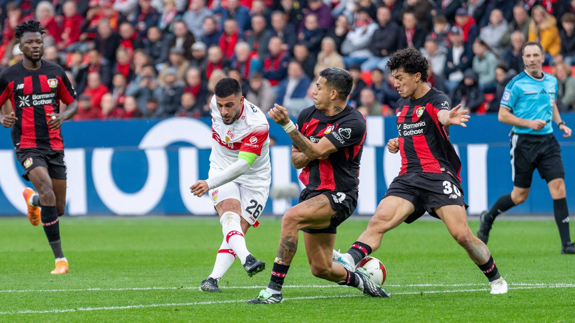 Deniz Undav VFB Stuttgart, 26 am Strafraum mit dem Ball und schiesst, Ibrahim Maza Bayer 04 Leverkusen, 30, Facundo Medina Bayer 04 Leverkusen, 02, Ermedin Demirovic VFB Stuttgart, 09 Bayer 04 Leverkusen vs. VFB Stuttgart, Fussball, 1.Bundesliga, 8.Spieltag, Saison 2026/27, 31.10.2026, DFL REGULATIONS PROHIBIT ANY USE OF PHOTOGRAPHS AS IMAGE SEQUENCES AND/OR QUASI-VIDEO, Bayer 04 Leverkusen vs. VFB Stuttgart, Fussball, 1.Bundesliga, 8.Spieltag, Saison 2026/27, 31.10.2026 Leverkusen *** Deniz Undav VFB Stuttgart, 26, with the ball at the edge of the penalty area and takes a shot Ibrahim Maza Bayer 04 Leverkusen, 30 Facundo Medina Bayer 04 Leverkusen, 02 Ermedin Demirovic VFB Stuttgart, 09 Bayer 04 Leverkusen vs. VFB Stuttgart, soccer, Bundesliga 1, Matchday 8, 202627 season, October 31, 2026, DFL regulations prohibit any use of photographs as image sequences and/or quasi-video, Bayer 04 Leverkusen vs. VFB Stuttgart, soccer, Bundesliga 1, Matchday 8, 202627 season, October 31, 2026, Leverkusen Copyright: xEibner-Pressefoto/LukasxBaldygax EP_LBA