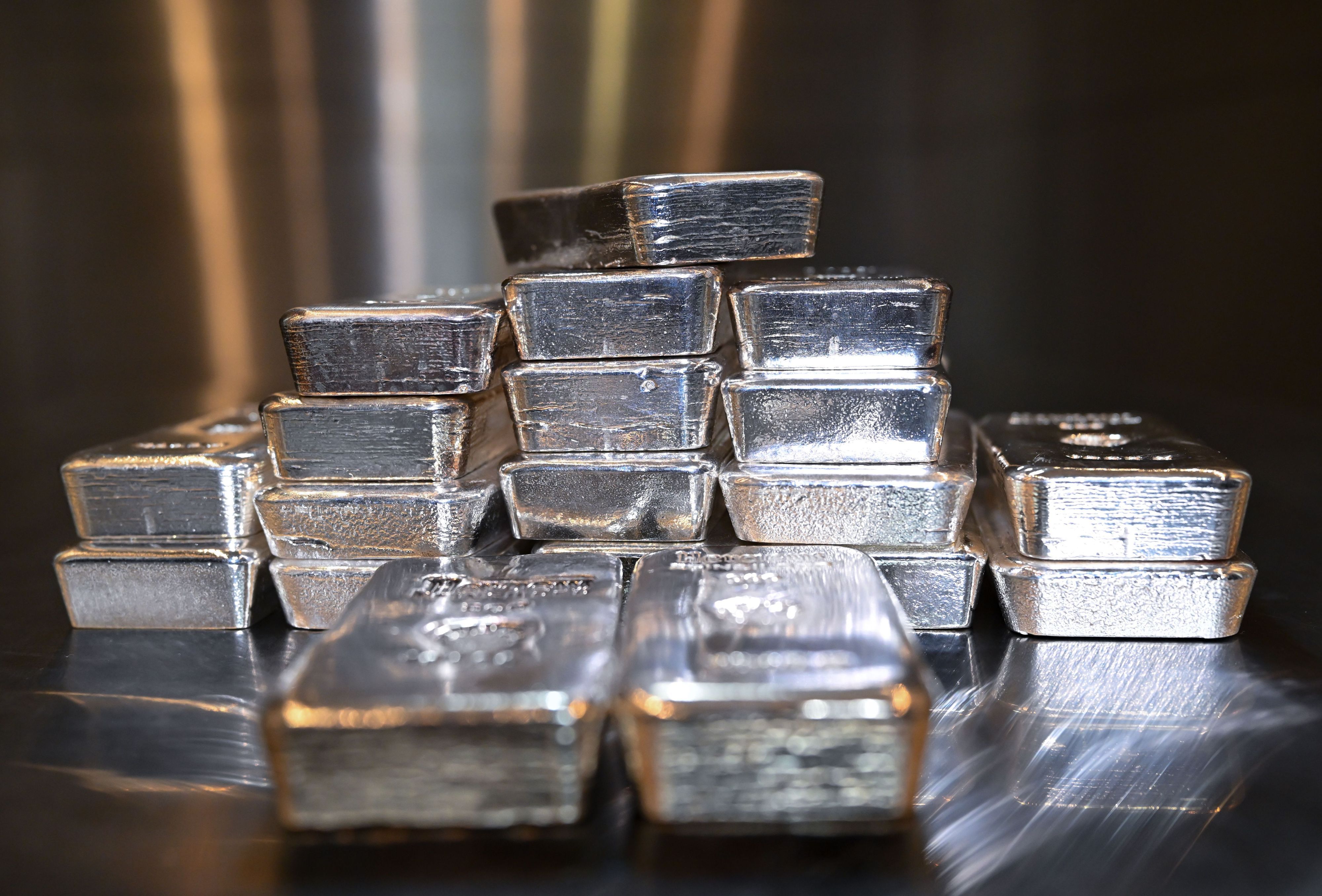 ARCHIV - 02.02.2026, Bayern, München: Silberbarren liegen beim Edelmetallhändler Pro Aurum in einem Tresor auf einem Tisch. (zu dpa: «Stark gestiegener Silberpreis – Bund muss Sammlermünzen neu prägen») Foto: Sven Hoppe/dpa +++ dpa-Bildfunk +++