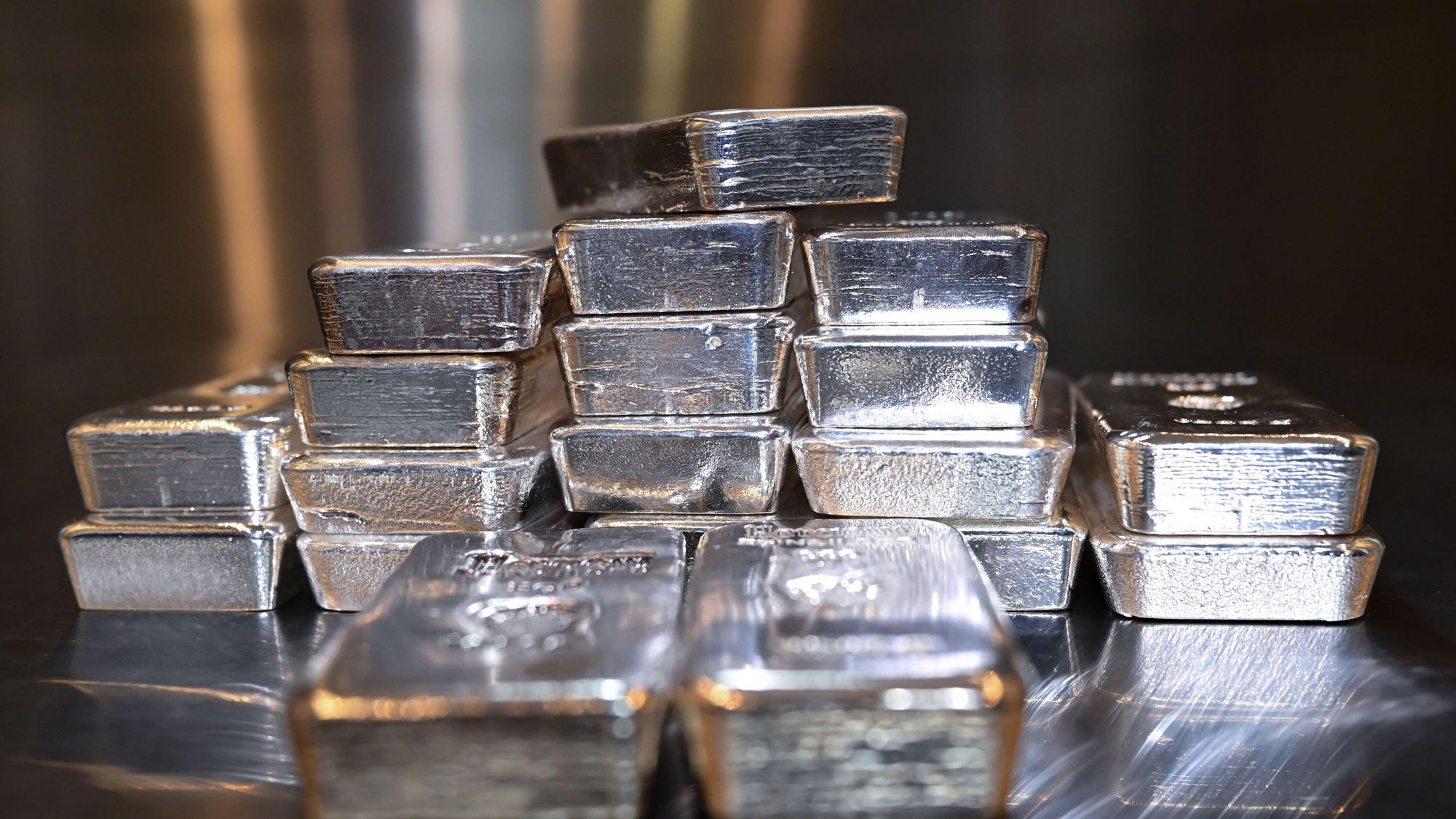 ARCHIV - 02.02.2026, Bayern, München: Silberbarren liegen beim Edelmetallhändler Pro Aurum in einem Tresor auf einem Tisch. (zu dpa: «Stark gestiegener Silberpreis – Bund muss Sammlermünzen neu prägen») Foto: Sven Hoppe/dpa +++ dpa-Bildfunk +++