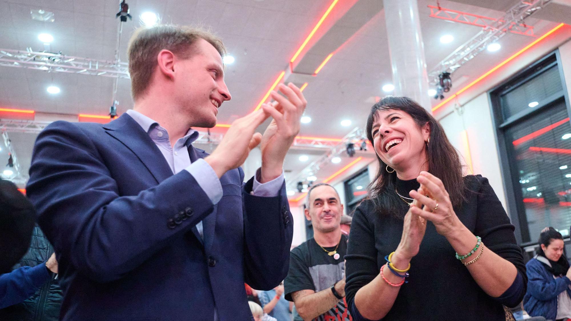 31.10.2026, Berlin: Elif Eralp (r), stellvertretende Vorsitzende der Partei Die Linke in Berlin, und Maximilian Schirmer, Vorsitzender der Partei Die Linke in Berlin, jubeln während des Landesparteitags der Partei Die Linke Berlin nach der Zustimmung zu Koalitionsgesprächen. Sechs Wochen nach der Wahl zum Berliner Abgeordnetenhaus entscheidet die Berliner Linke über den Start von Koalitionsverhandlungen mit Grünen und SPD. Foto: Sebastian Christoph Gollnow/dpa +++ dpa-Bildfunk +++
