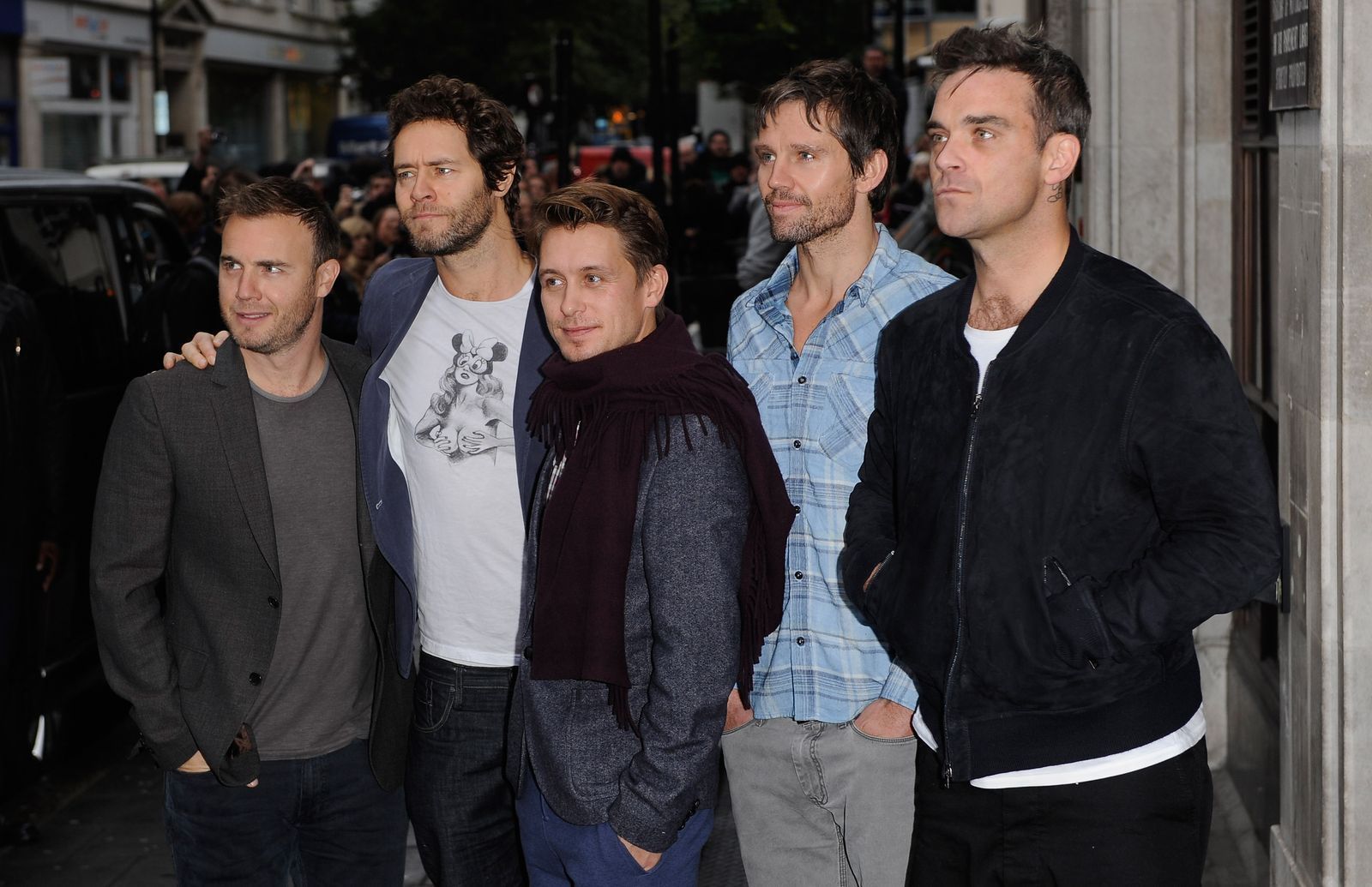 Nach jahrelanger Funkstille geschah 2005 das Wunder - Take That kehrten zurück. Zuerst „nur“ zu viert, aber 2010 gelang die Versöhnung mit Robbie Williams (rechts). In der Urbesetzung als Quintett gab es ein Album und eine Tournee. (Bild: 2010 Getty Images/Ian Gavan)