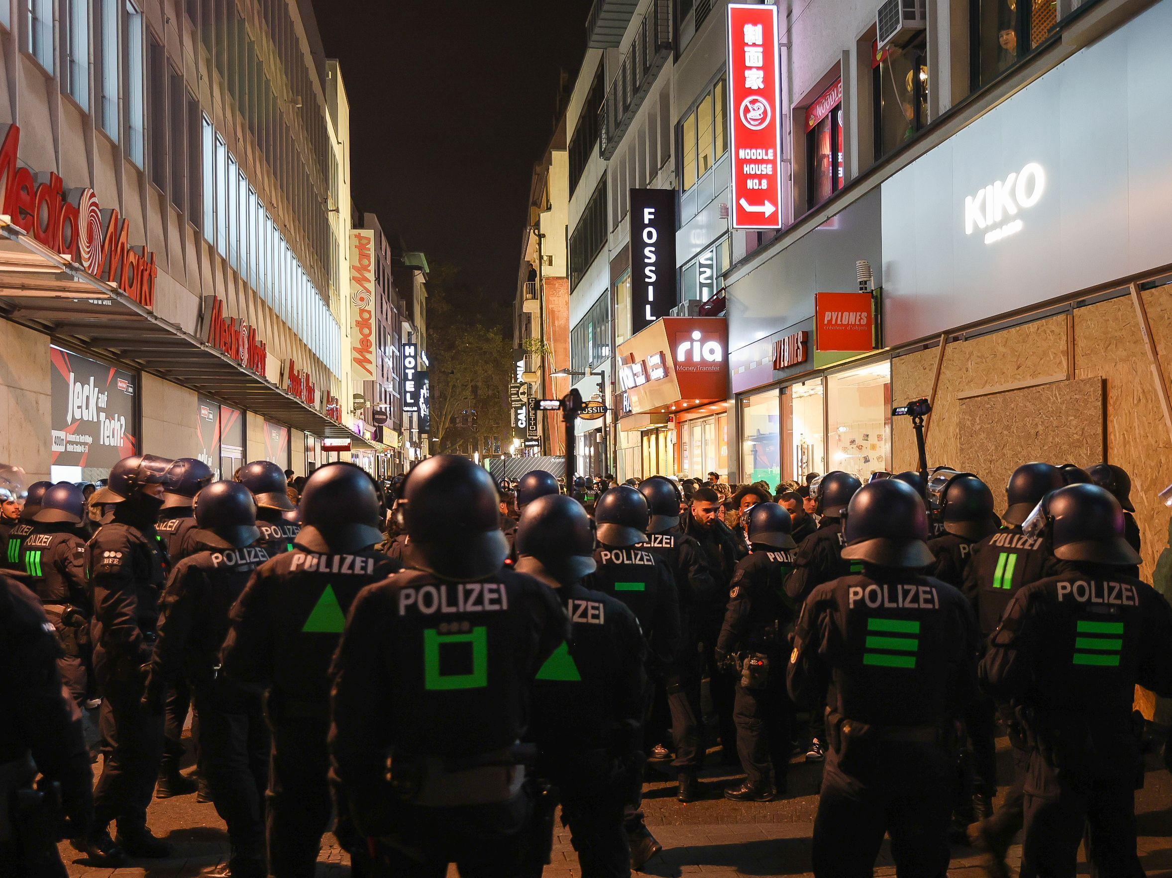 Köln: Polizeikräfte stehen am Sonntagabend (31. Oktober) Demonstranten in der Fußgängerzone Hohe Straße gegenüber.
