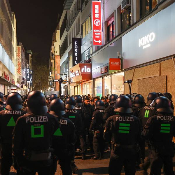 Köln: Polizeikräfte stehen am Sonntagabend (31. Oktober) Demonstranten in der Fußgängerzone Hohe Straße gegenüber.