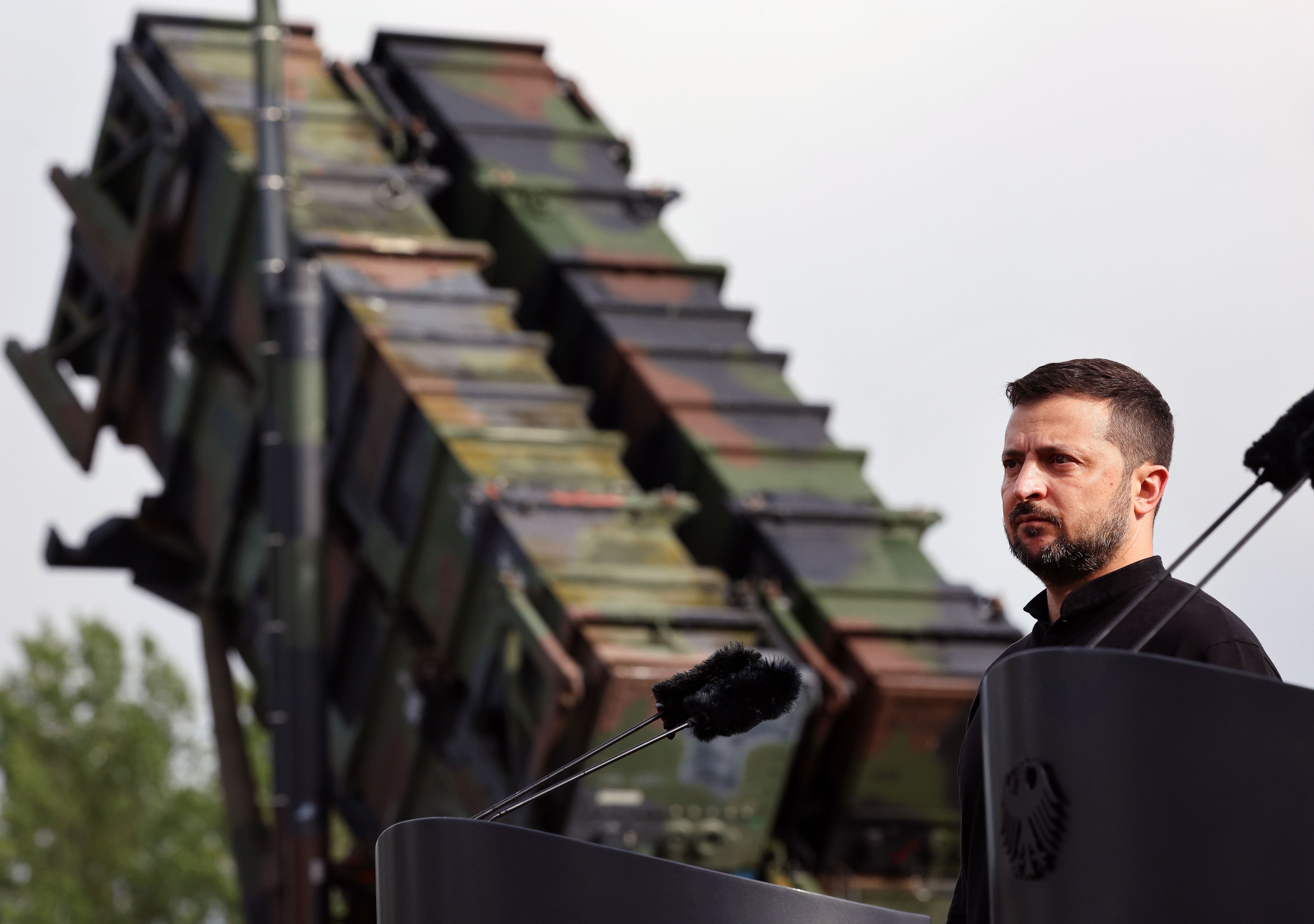 Wolodymyr Selenskyj steht bei seinem Besuch auf einem deutschen Truppenübungsplatz vor einem Flugabwehrraketensystem vom Typ „Patriot“.