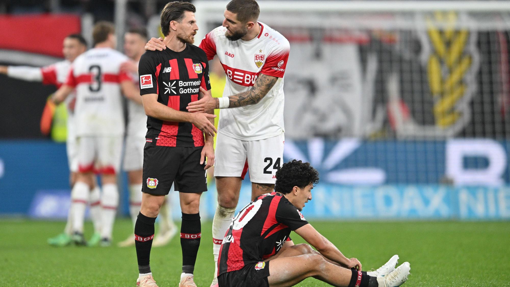 nach dem Tor zum 1:4, Ibrahim Maza Bayer Leverkusen am Boden, dahinter Jonas Hofmann Bayer Leverkusen und Jeff Chabot VfB Stuttgart. Fussball 1. Bundesliga, 8.Spieltag, Bayer 04 Leverkusen - VfB Stuttgart, am 31.10.2026 in Leverkusen/ Deutschland. DFL regulations prohibit any use of photographs as image sequences and/or quasi-video *** After the goal that made it 14, Ibrahim Maza of Bayer Leverkusen is on the ground, with Jonas Hofmann of Bayer Leverkusen and Jeff Chabot of VfB Stuttgart behind him. Soccer, Bundesliga 1, Matchday 8, Bayer 04 Leverkusen vs. VfB Stuttgart, on October 31, 2026, in Leverkusen, Germany. DFL regulations prohibit any use of photographs as image sequences and/or quasi-video.