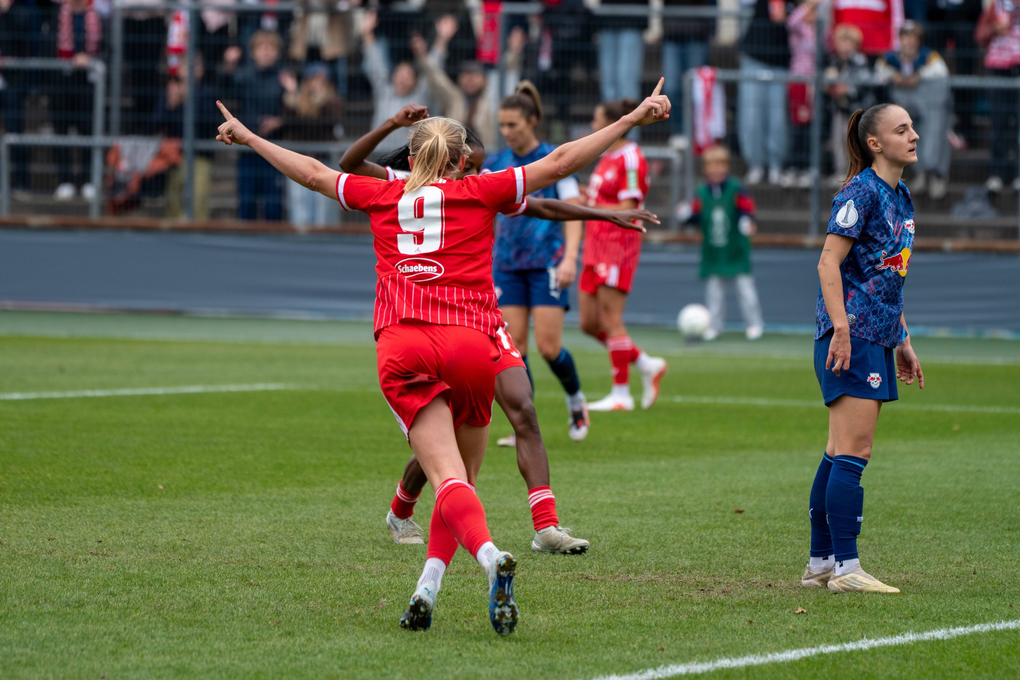 Torjubel bei den Frauen des 1. FC Köln im DFB-Pokal.