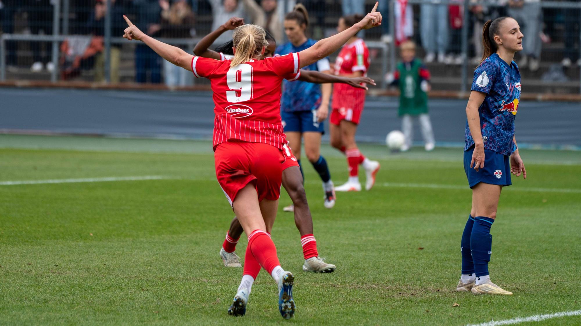 Torjubel bei den Frauen des 1. FC Köln im DFB-Pokal.