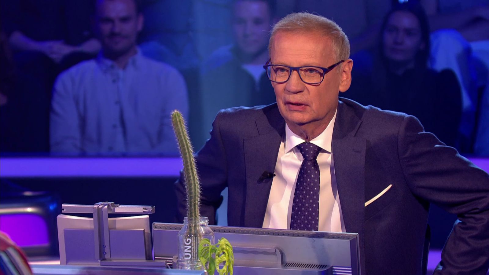 Ein gar nicht mal so kleiner grüner Kaktus stand jahrelang nicht draußen am Balkon, sondern in der Herrentoilette im „Wer wird Millionär?“-Studio. Das irritierte Quizmaster Günther Jauch.  (Bild: RTL)