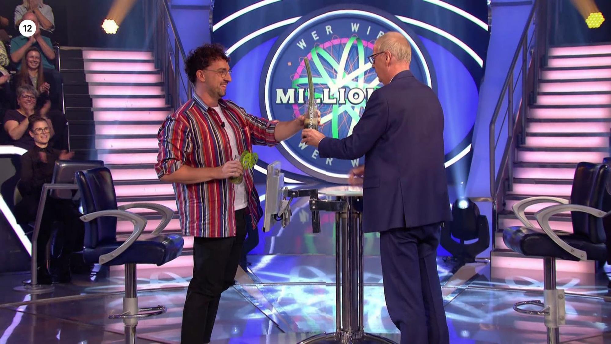 Kandidat Ruben Jochem setzte mit seinem Glücksbringer, einer kleinen Monstera-Pflanze, bei Günther Jauch pikante Erinnerungen frei. Am Ende schenkte ihm Jauch den ihn störenden stacheligen „Obelisken“. (Bild: RTL)