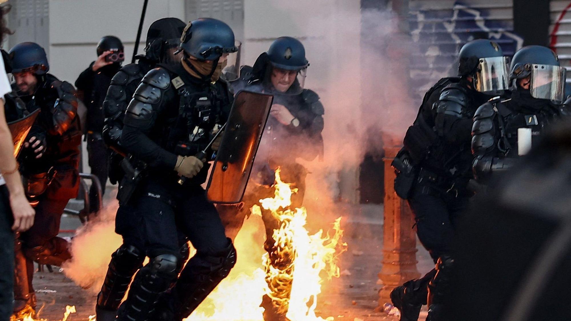 Bei einem französischen Bereitschaftspolizisten schlugen am Samstagabend (31. Oktober) Flammen aus seiner Uniform, nachdem er bei einem Vorstoß gegen Demonstranten am Ende einer Demonstration getroffen wurde.