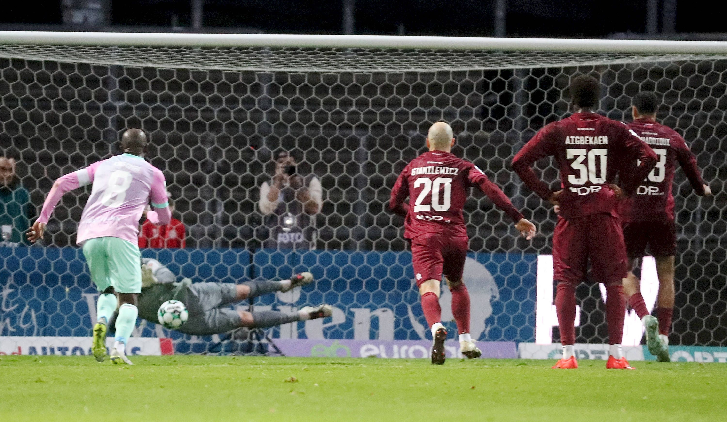 Verschossener Elfmeter beim Spiel zwischen Fortuna Köln und Würzburg.