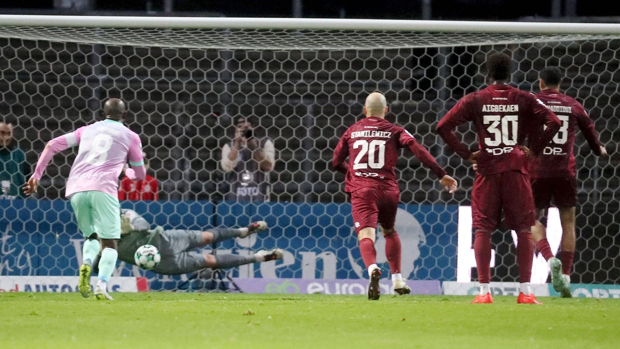 Verschossener Elfmeter beim Spiel zwischen Fortuna Köln und Würzburg.