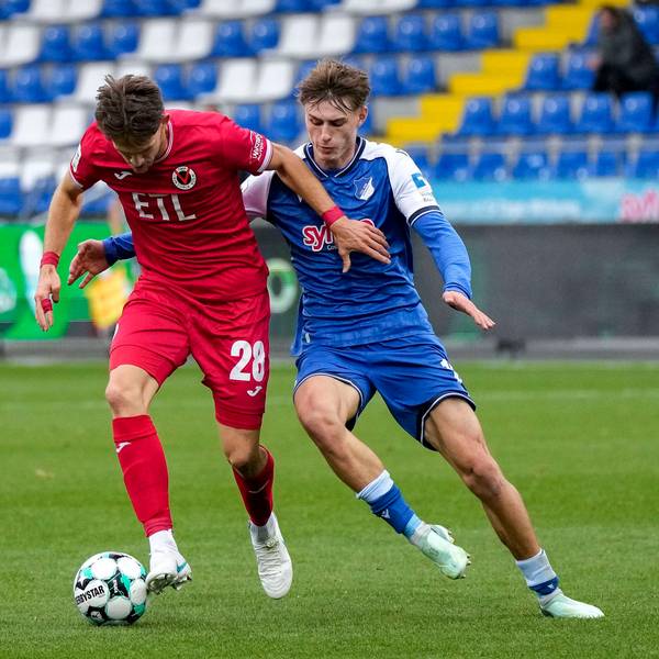 Duell um den Ball im Spiel zwischen Hoffenheim II und Viktoria Köln.