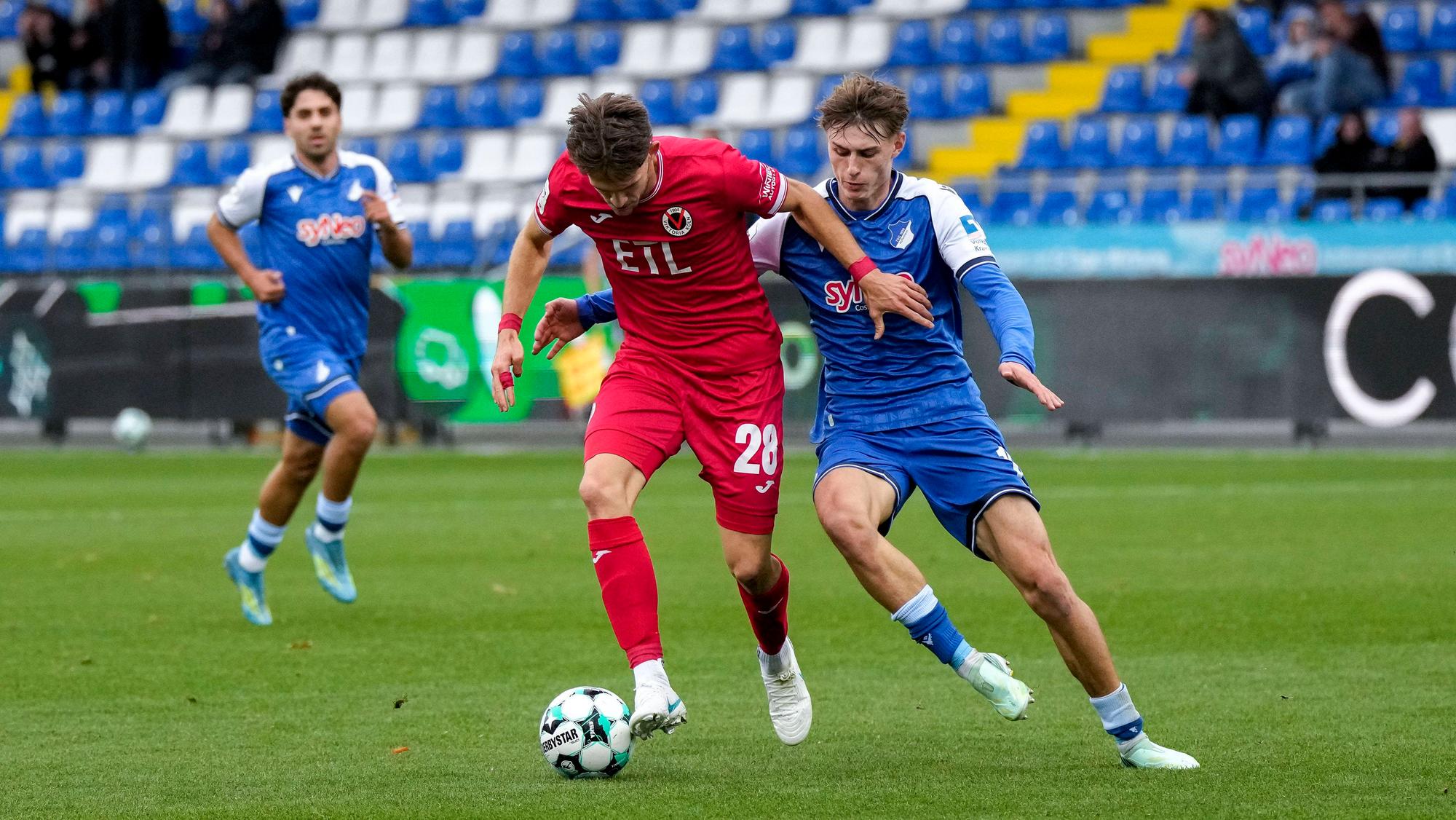 Duell um den Ball im Spiel zwischen Hoffenheim II und Viktoria Köln.